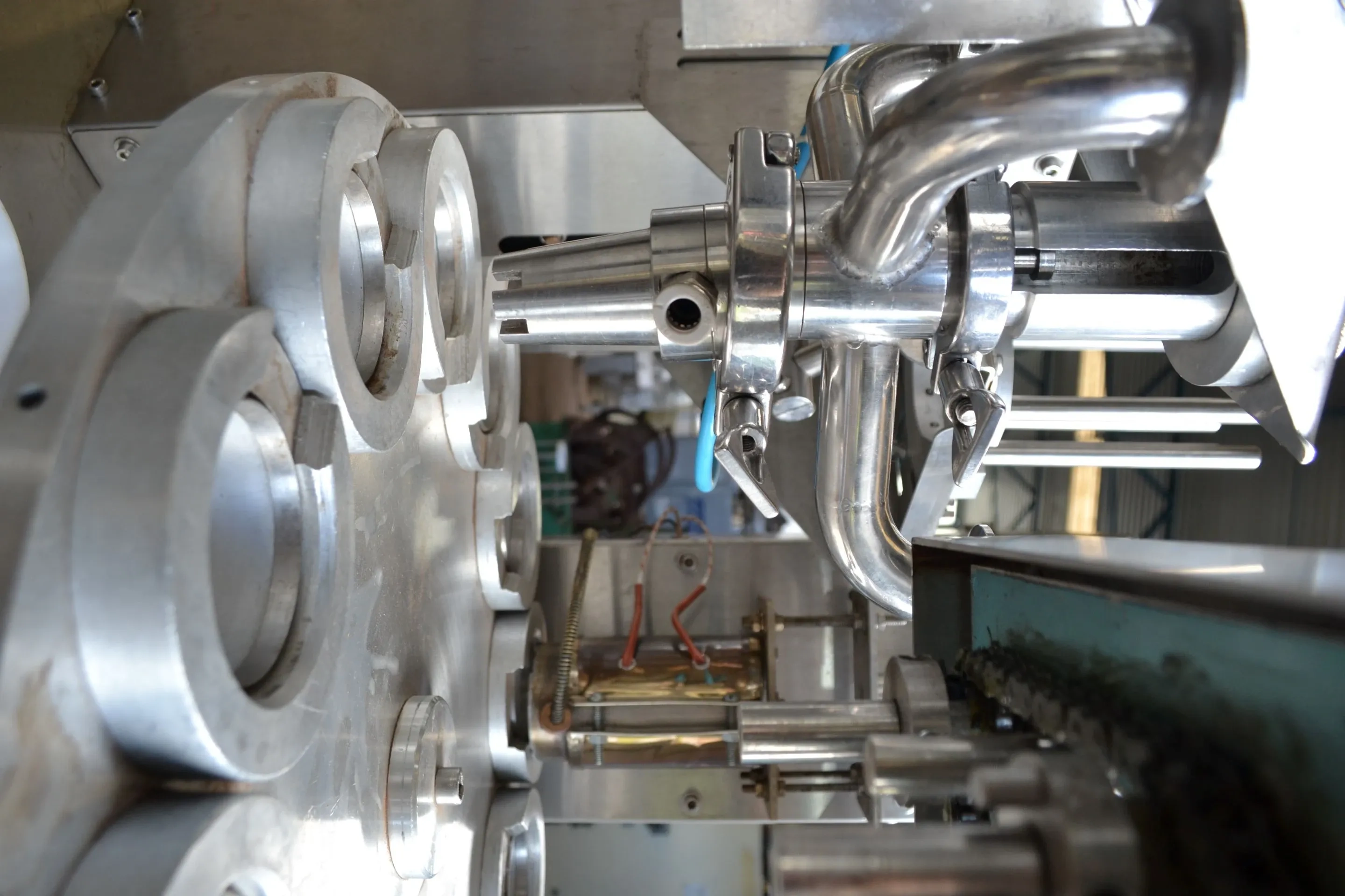 envasadora-automatica-para-potes-plasticos-e-de-vidro-com-fechamento-automatico-marca-ablimak