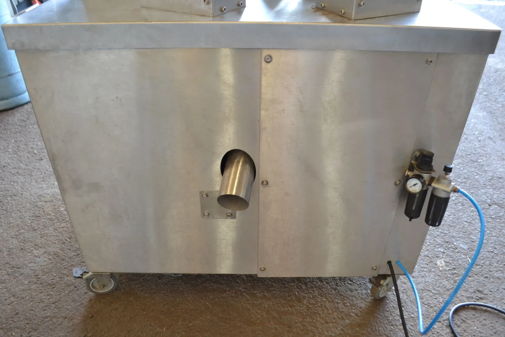 envasadora-automatica-para-potes-plasticos-e-de-vidro-com-fechamento-automatico-marca-ablimak