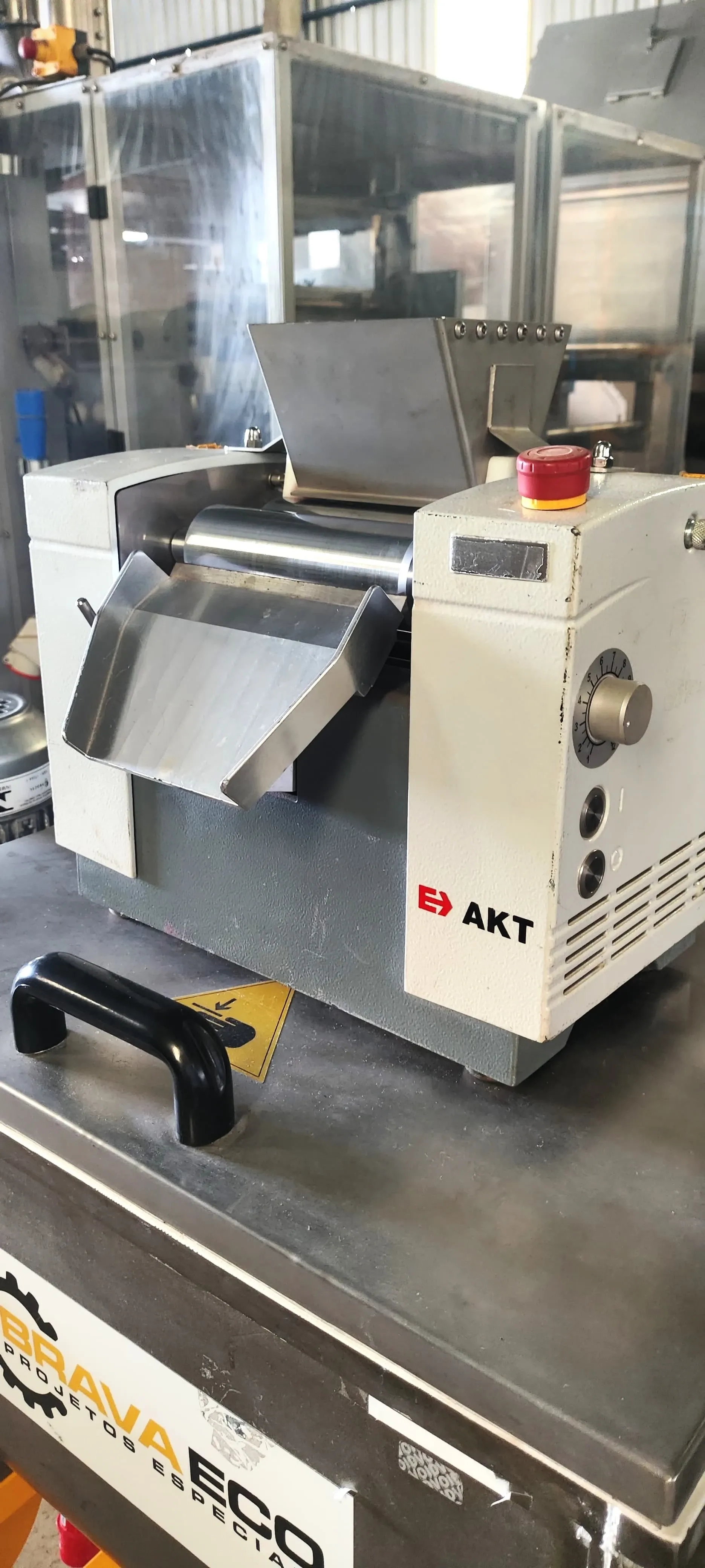 tri-cilindro-refinador-de-rolos-de-bancada-marca-exakt