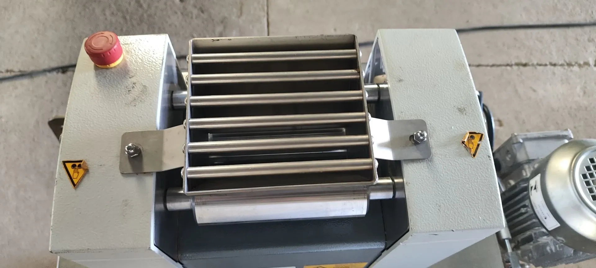 tri-cilindro-refinador-de-rolos-de-bancada-marca-exakt