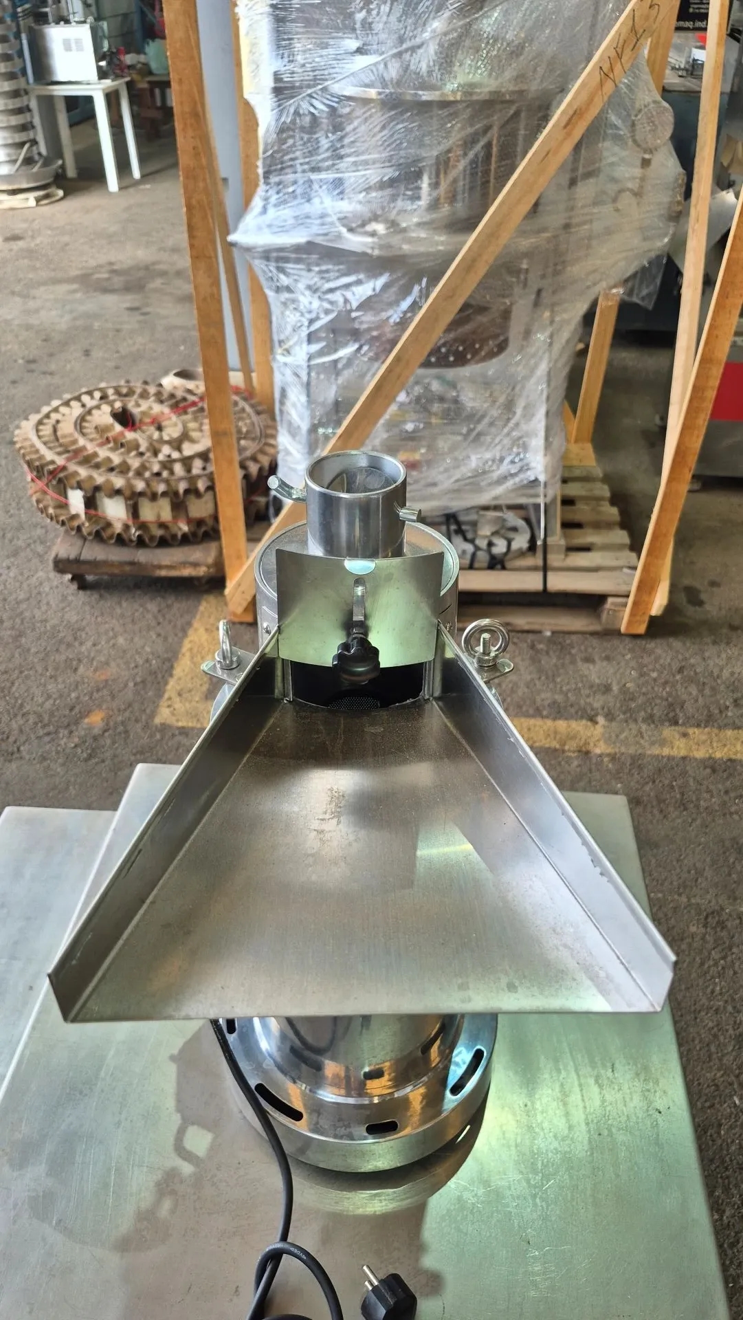 moinho-martelos-moedor-acucar-automatico-continuo-modelo-df-15-capacidade-15-kg-h