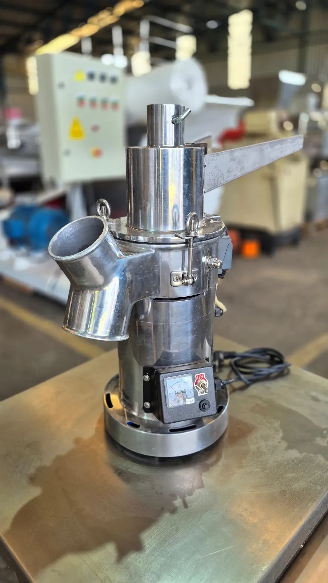 moinho-martelos-moedor-acucar-automatico-continuo-modelo-df-15-capacidade-15-kg-h