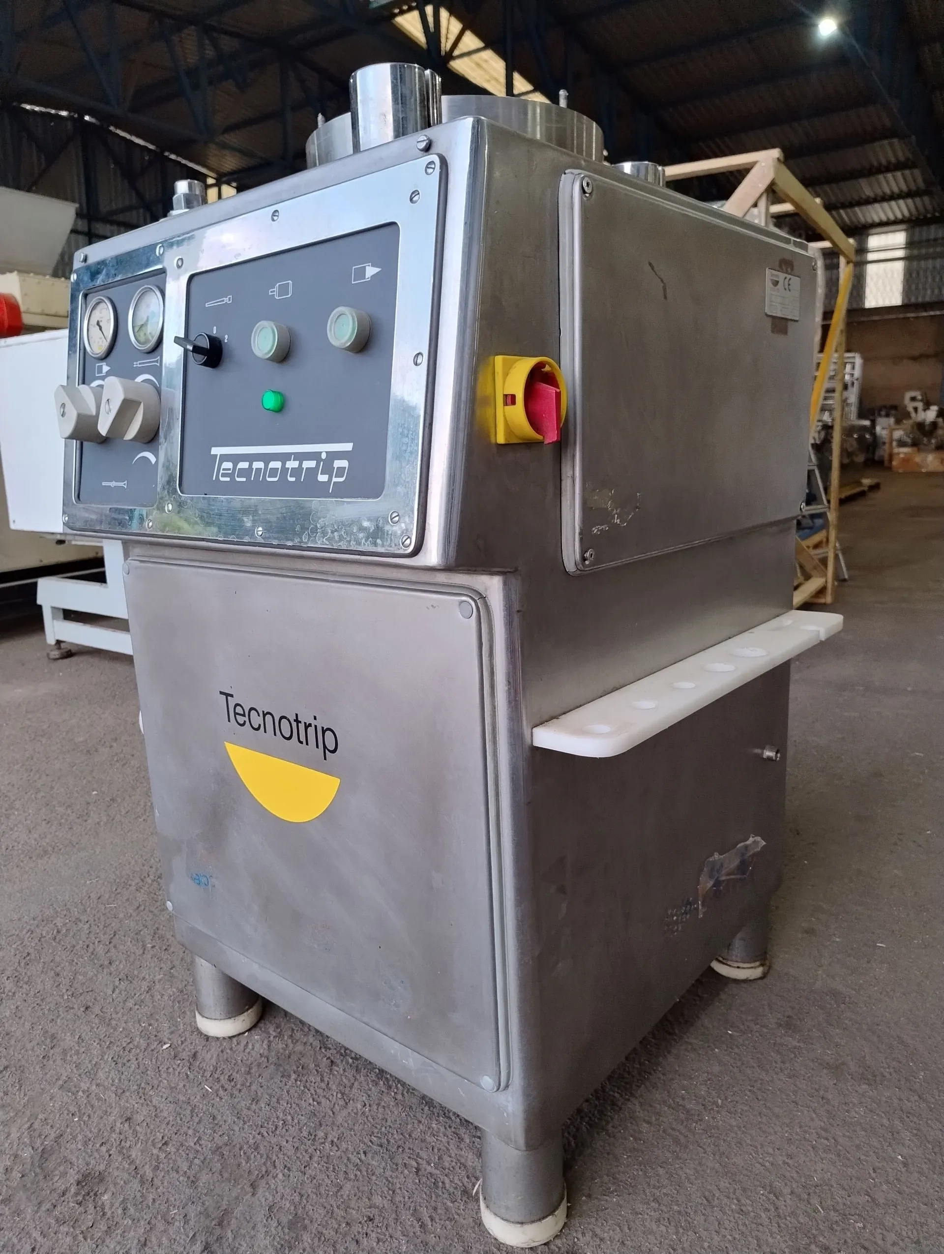 embutideira-continua-a-vacuo-marca-tecnotrip