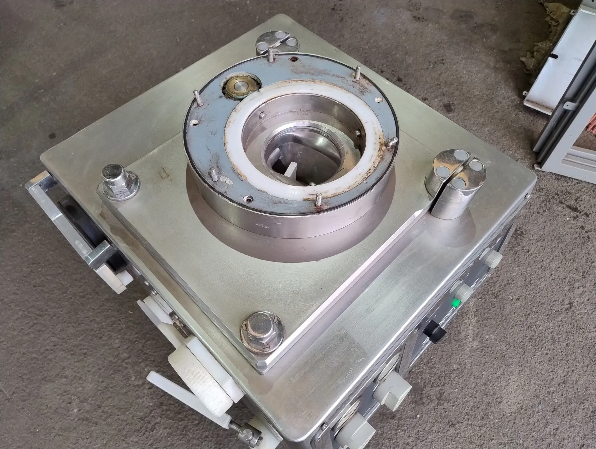 embutideira-continua-a-vacuo-marca-tecnotrip