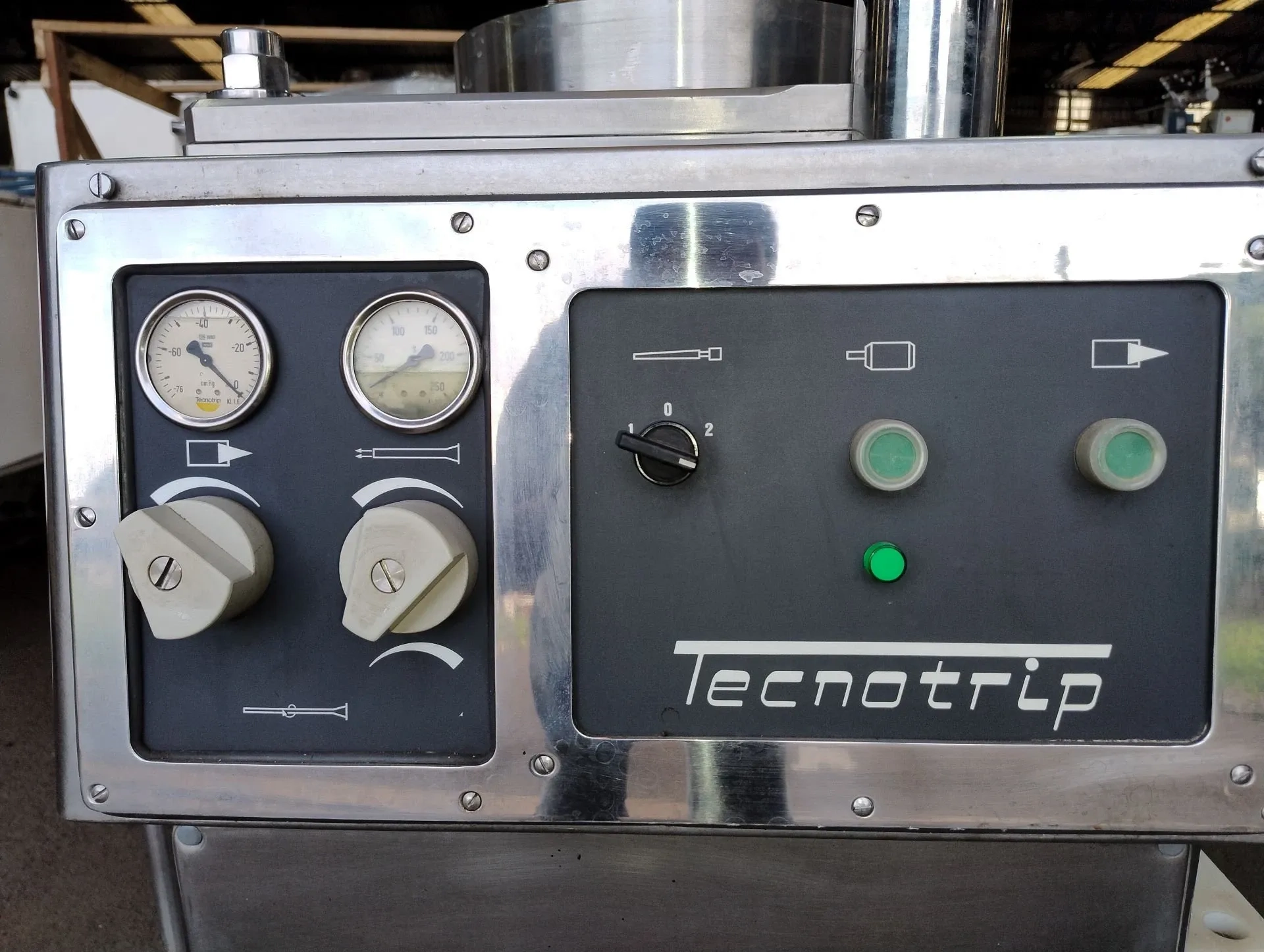 embutideira-continua-a-vacuo-marca-tecnotrip