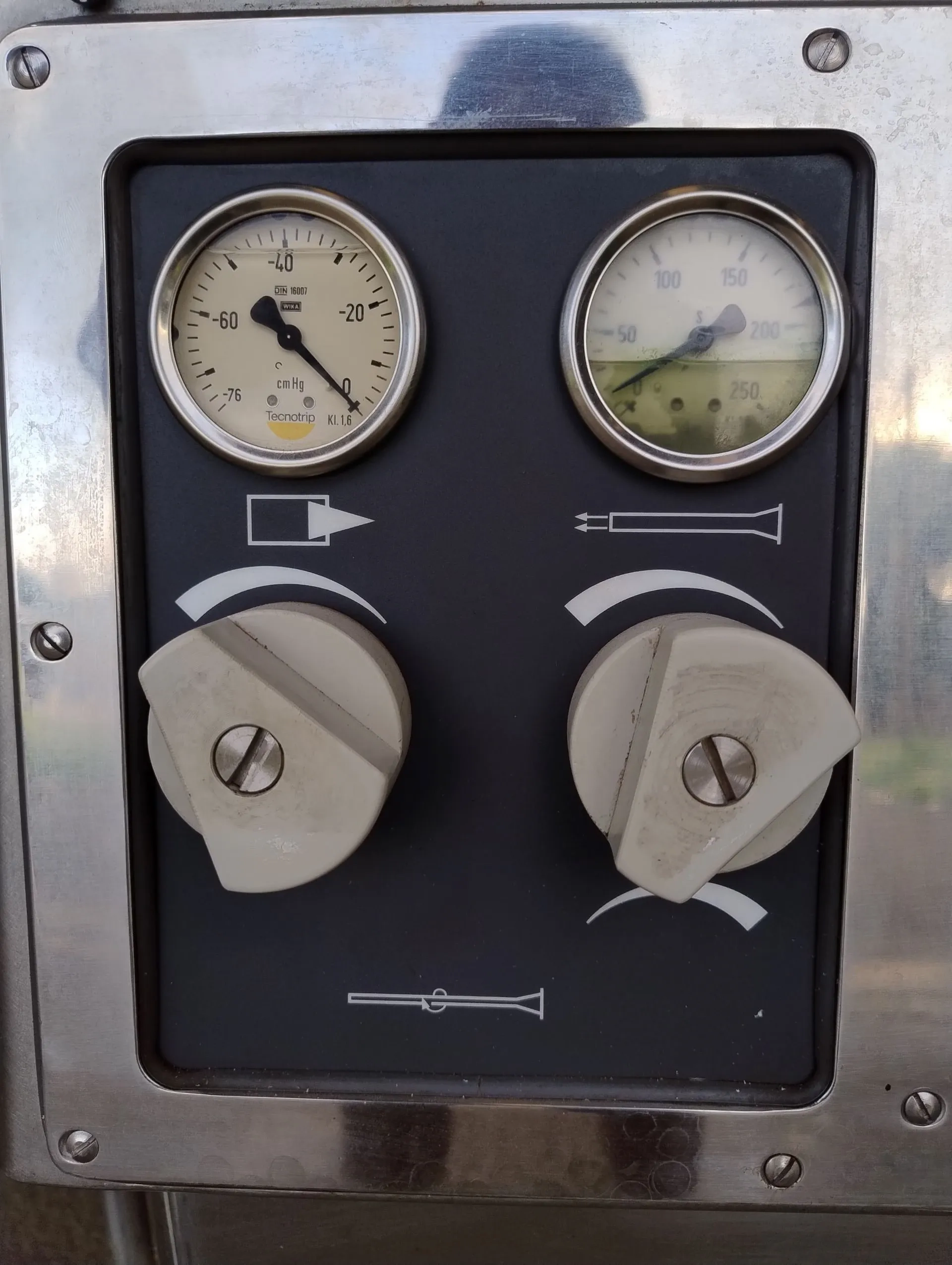 embutideira-continua-a-vacuo-marca-tecnotrip