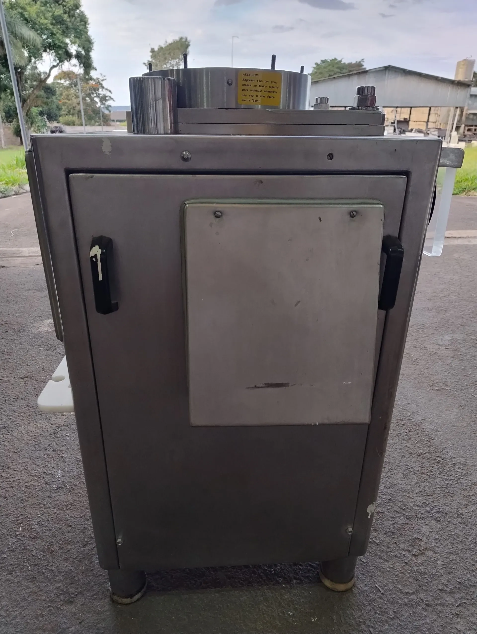 embutideira-continua-a-vacuo-marca-tecnotrip