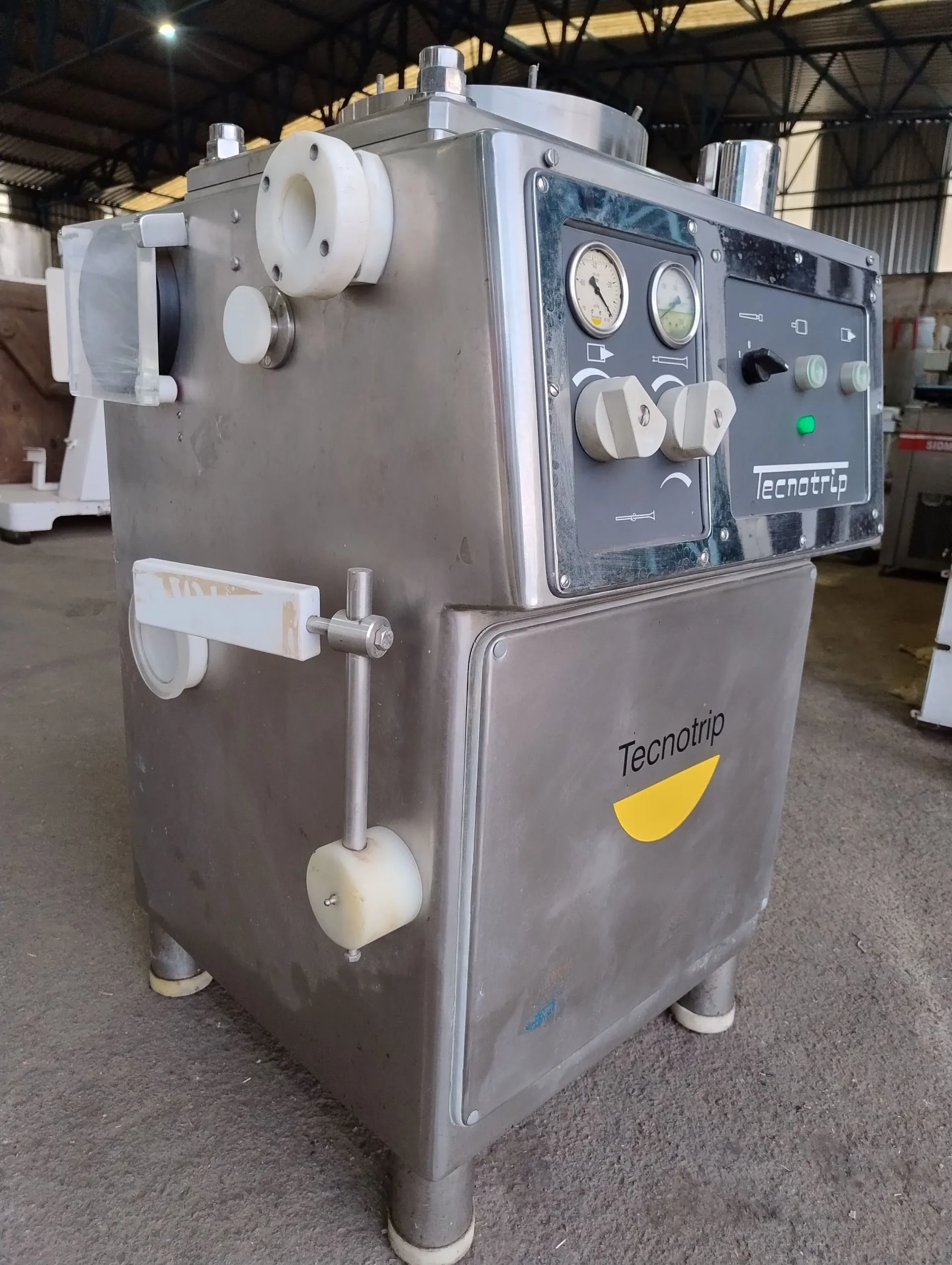 embutideira-continua-a-vacuo-marca-tecnotrip