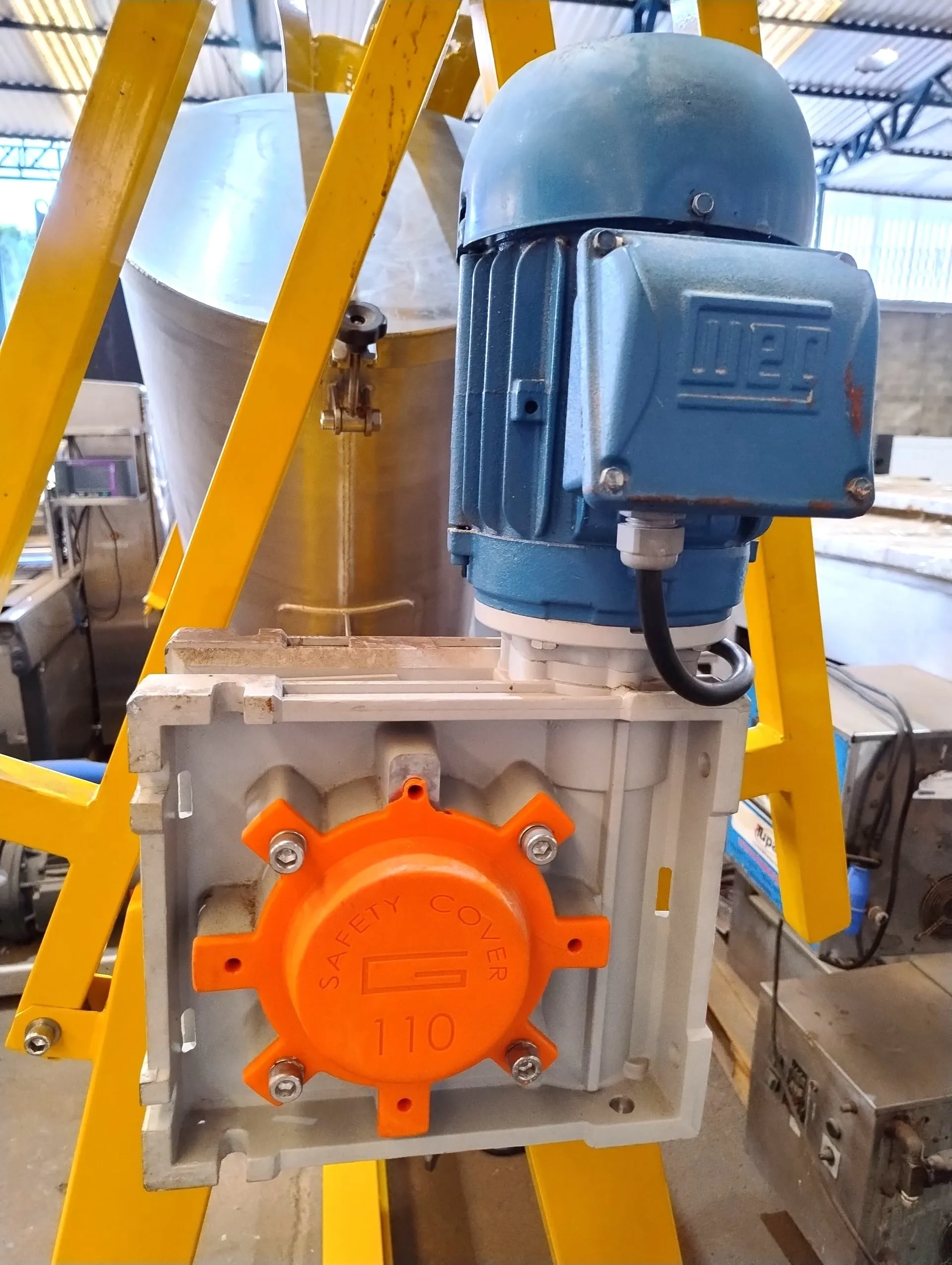 misturador-em-y-capacidade-200-litros-marca-bravaeco