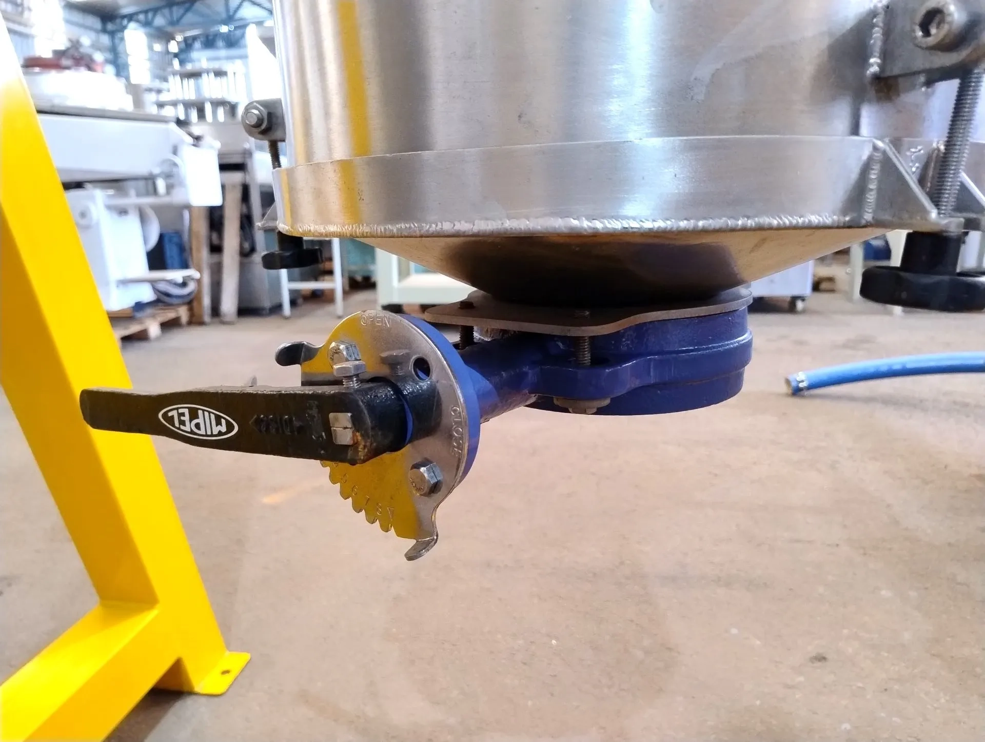 misturador-em-y-capacidade-200-litros-marca-bravaeco