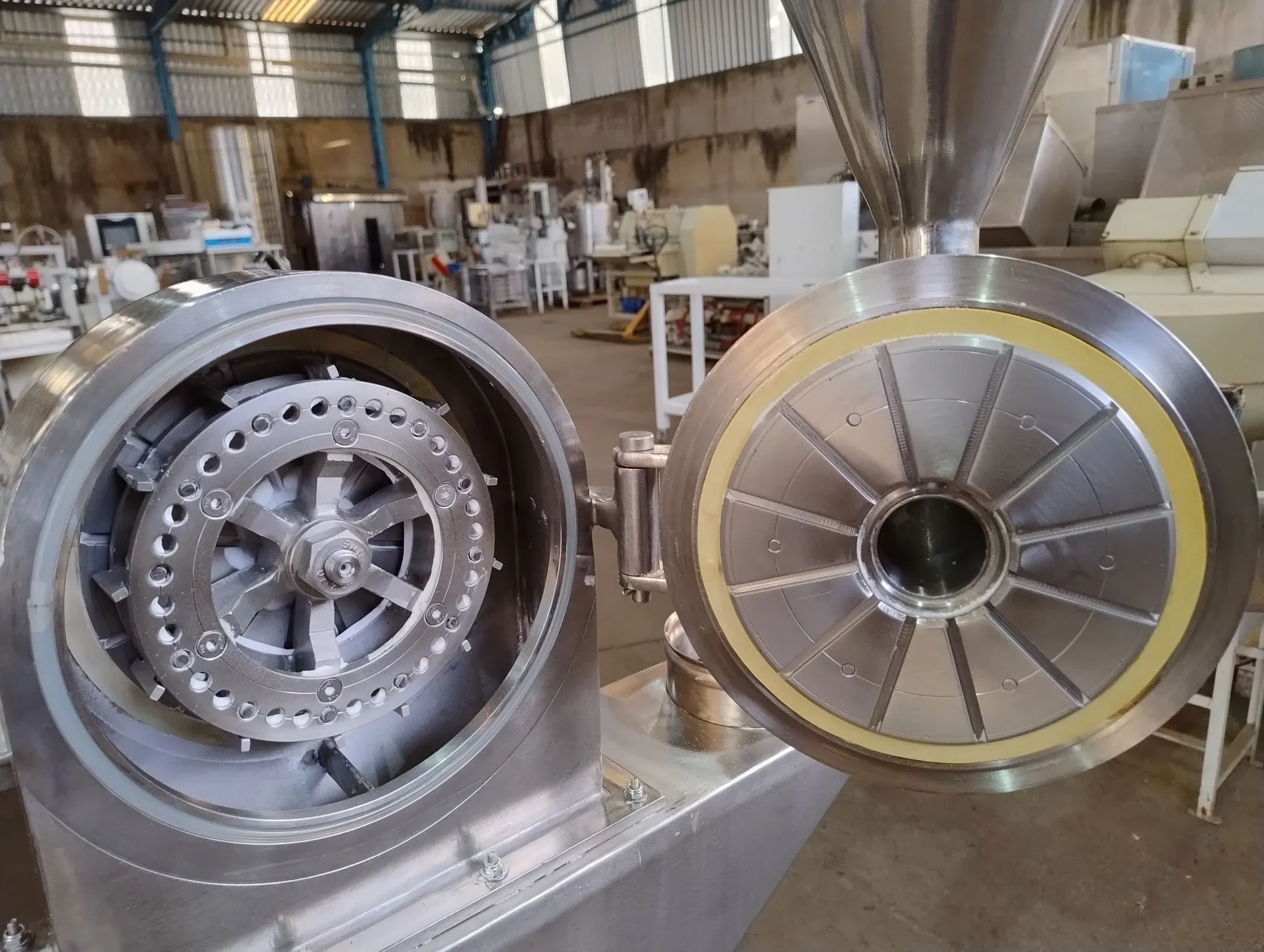 moinho-univer-inox-capacid-100-a-200-kg-h