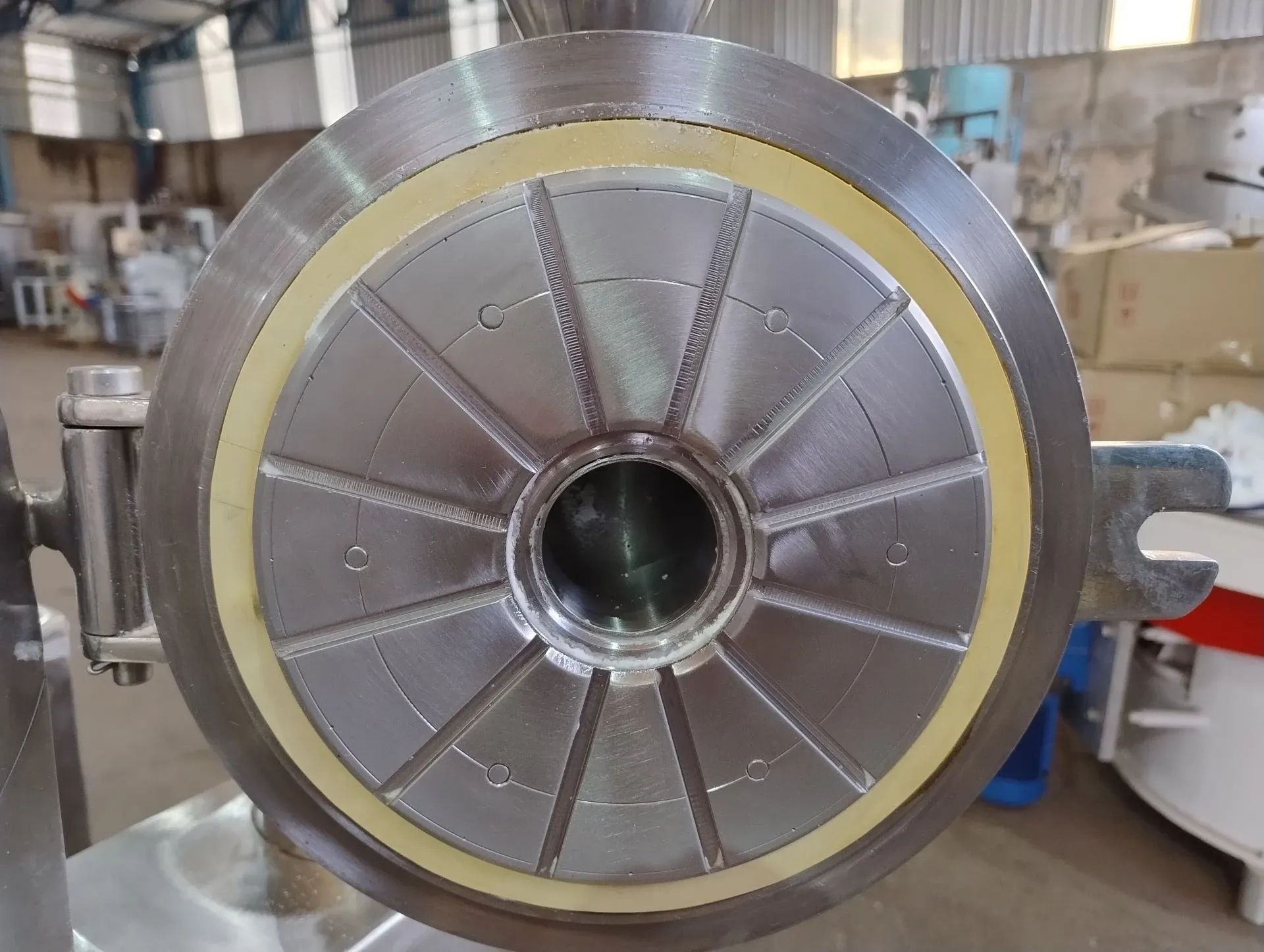 moinho-univer-inox-capacid-100-a-200-kg-h