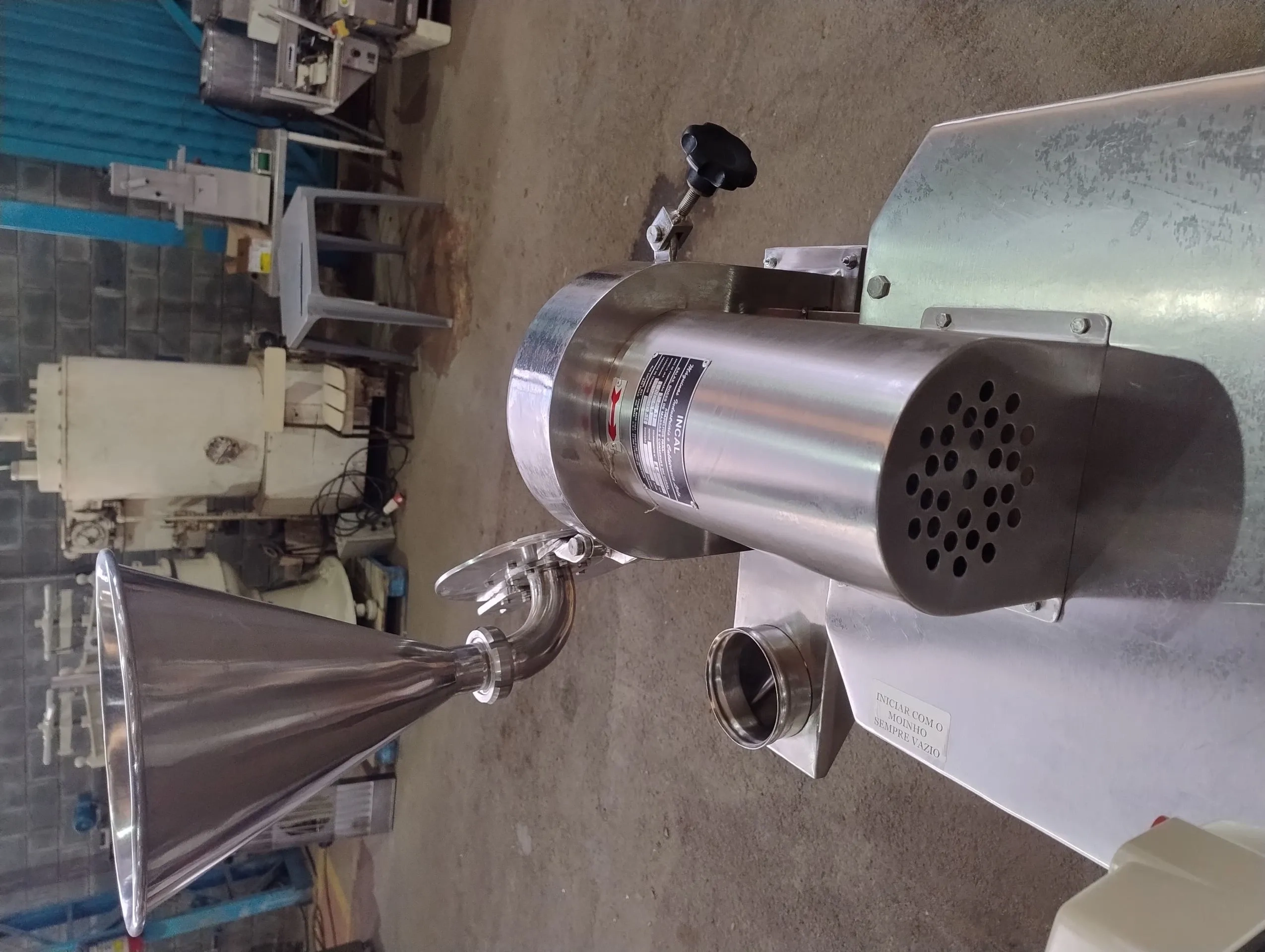 moinho-univer-inox-capacid-100-a-200-kg-h