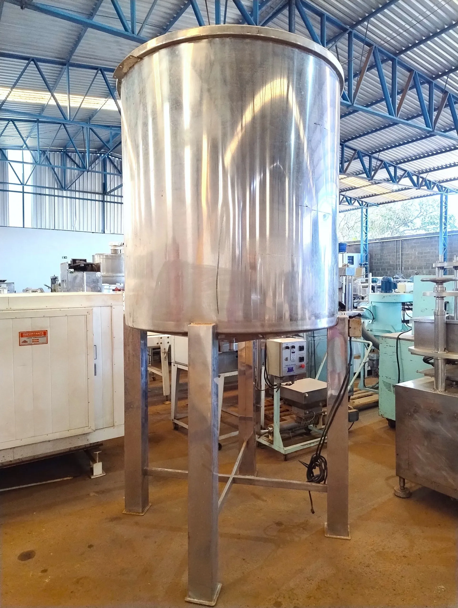 tanque-em-aco-inox-com-agitador-capacidade-2600-litros