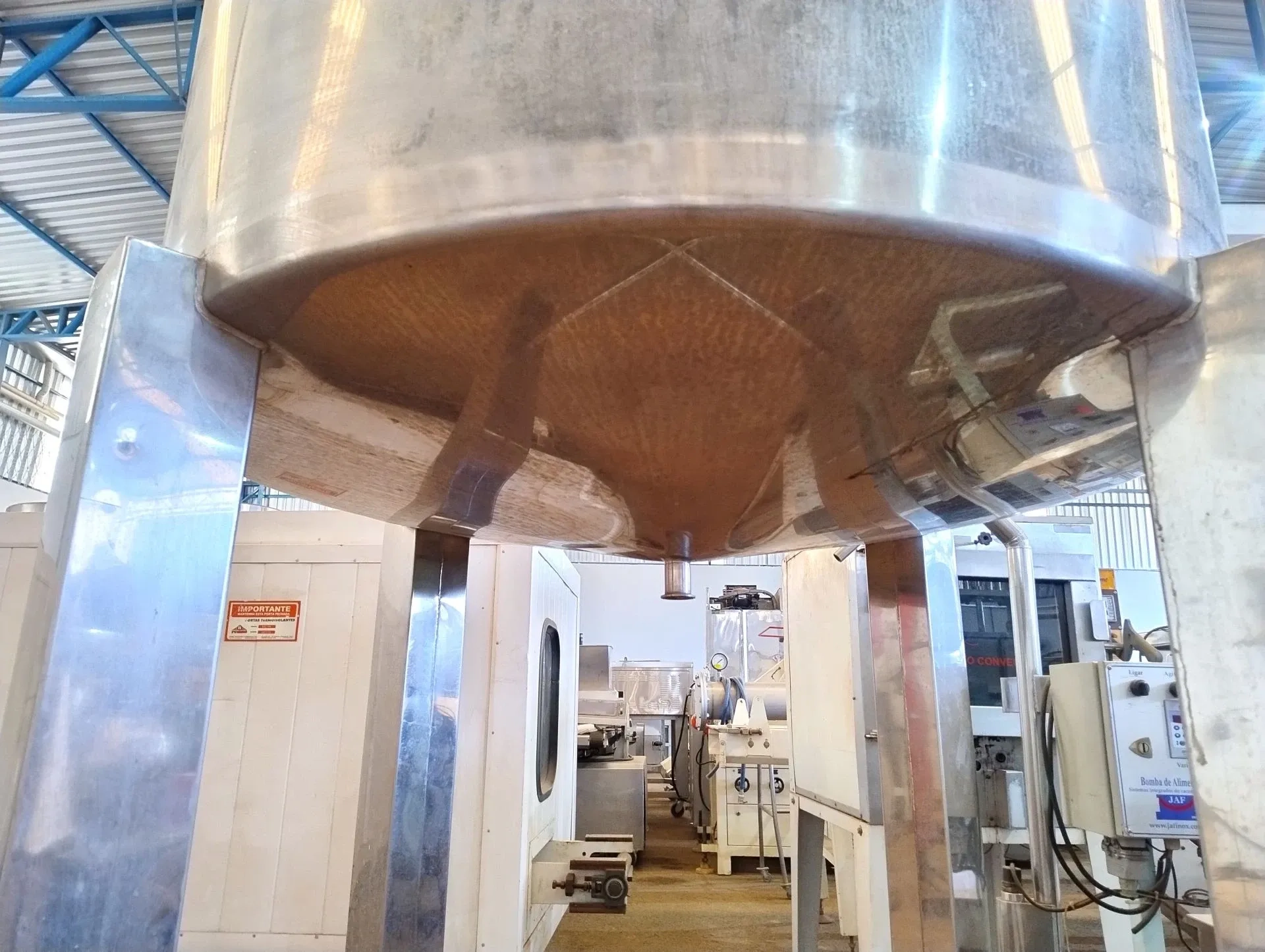 tanque-em-aco-inox-com-agitador-capacidade-2600-litros