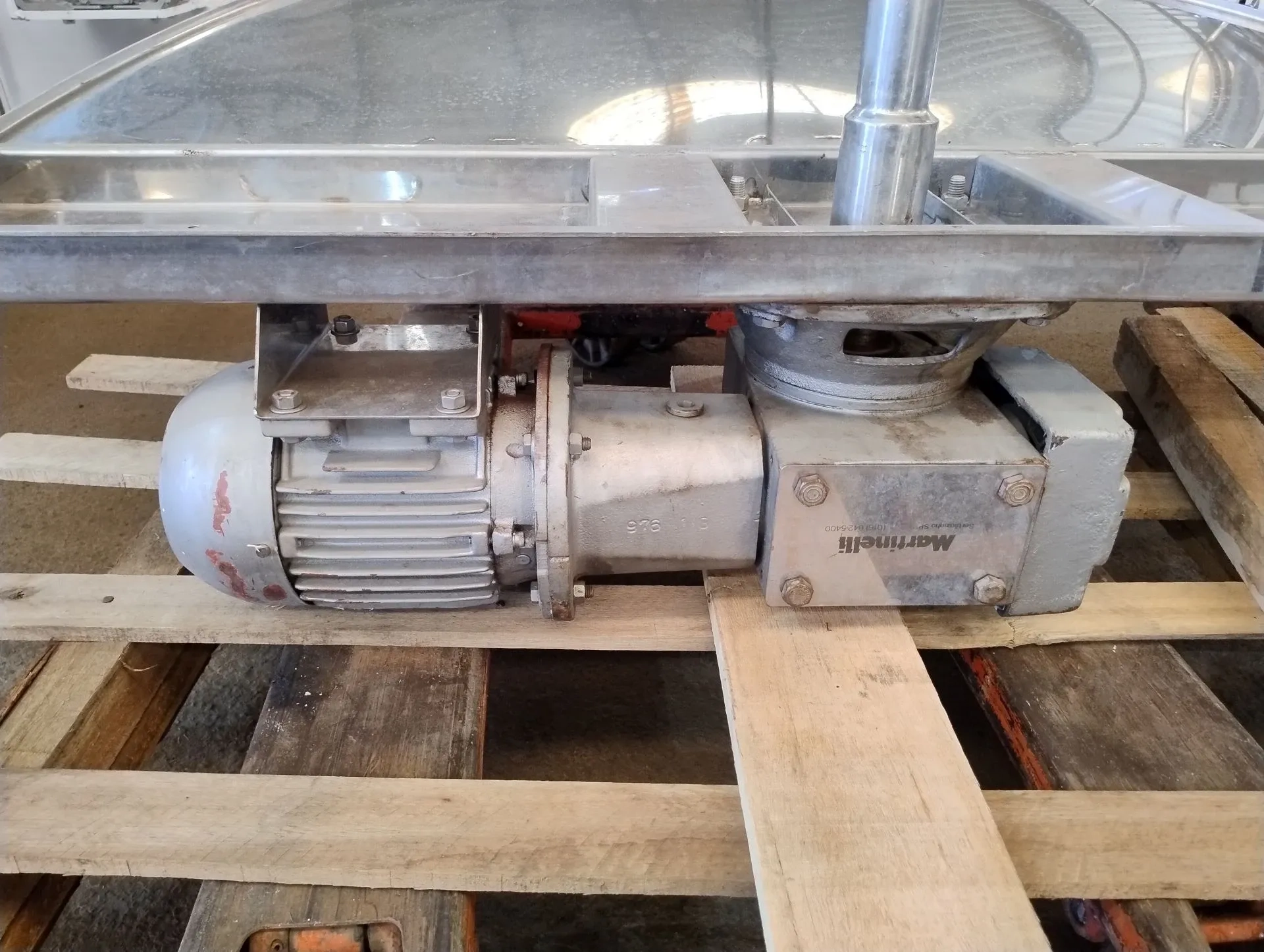 tanque-em-aco-inox-com-agitador-capacidade-2600-litros