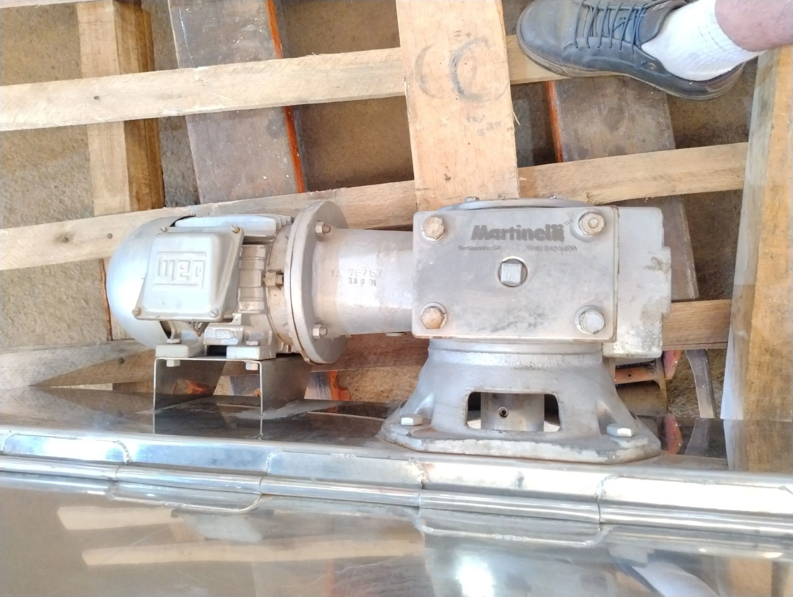 tanque-em-aco-inox-com-agitador-capacidade-2600-litros