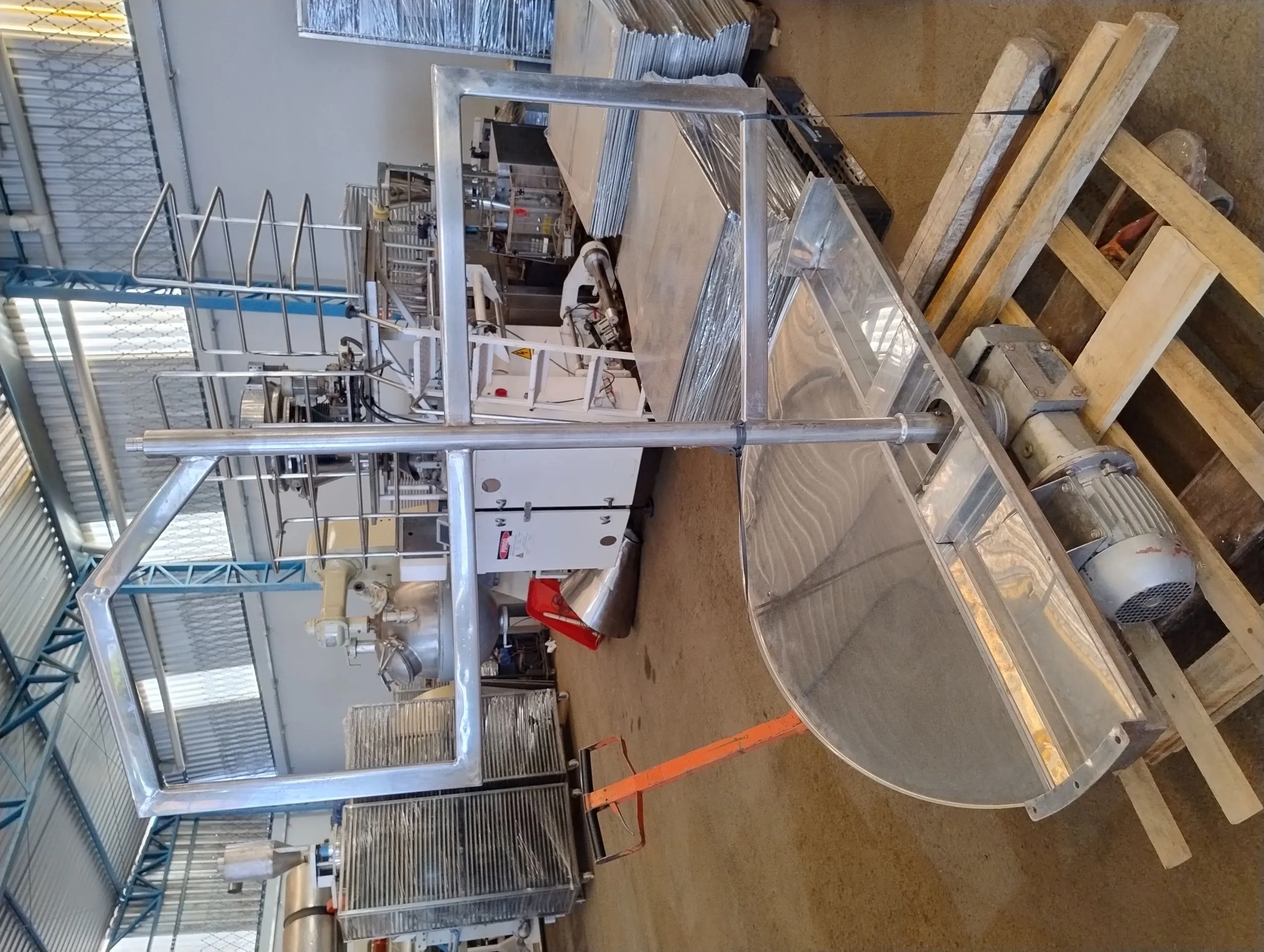 tanque-em-aco-inox-com-agitador-capacidade-2600-litros