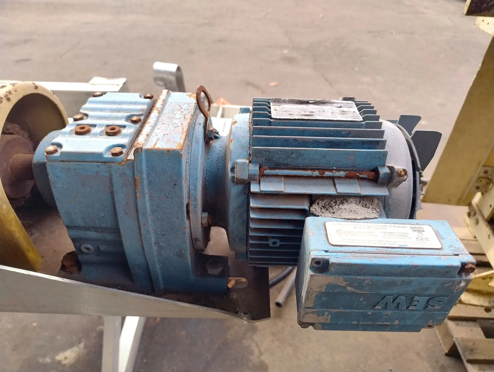 misturador-rotativo-com-rosca-de-extracao