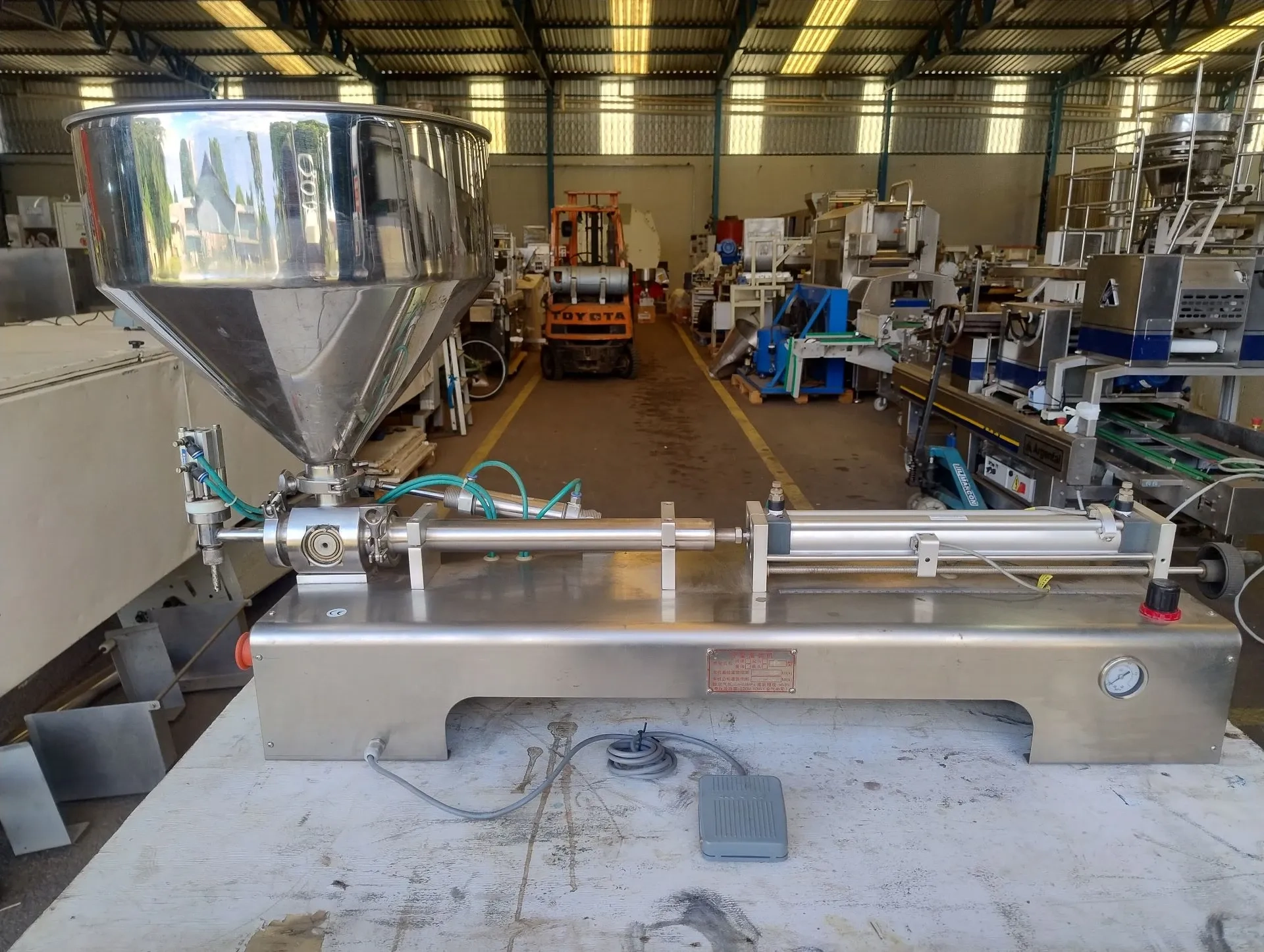 envasadora-de-bancada-para-liquidos-e-viscosos-com-faixa-de-dosagem-entre-10-e-320-ml