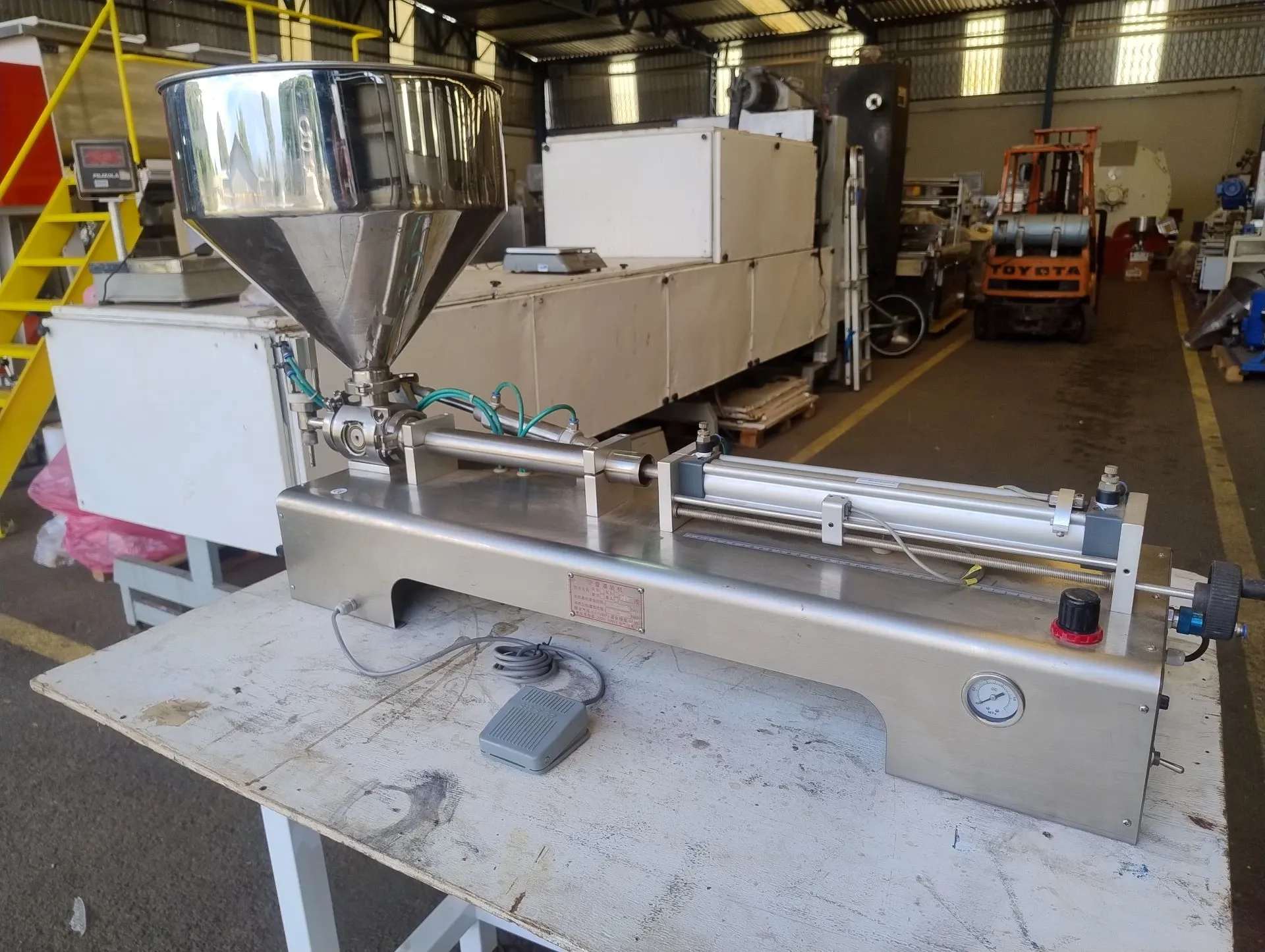 envasadora-de-bancada-para-liquidos-e-viscosos-com-faixa-de-dosagem-entre-10-e-320-ml