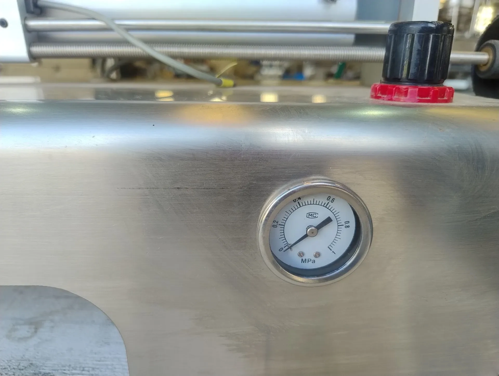 envasadora-de-bancada-para-liquidos-e-viscosos-com-faixa-de-dosagem-entre-10-e-320-ml