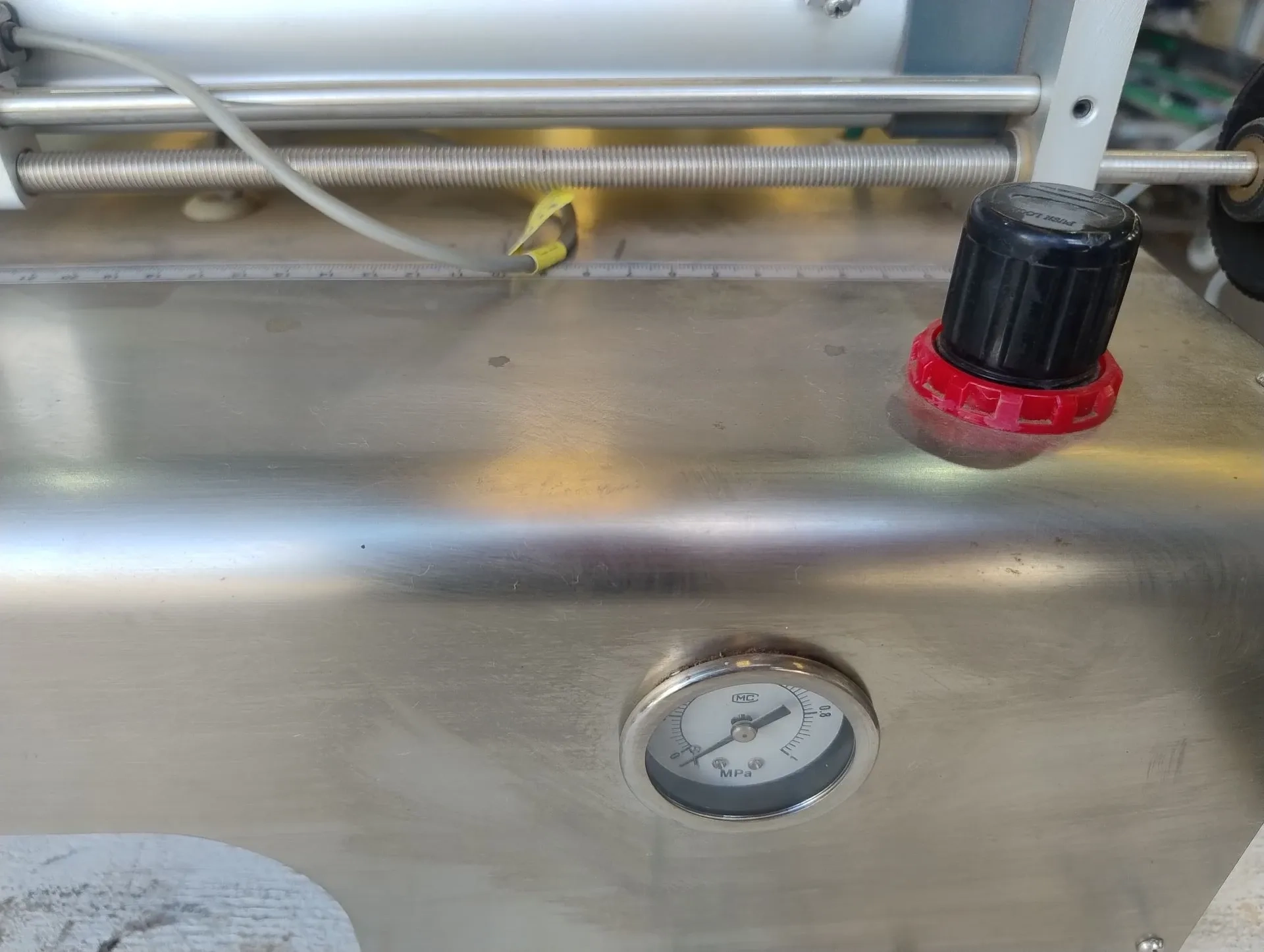 envasadora-de-bancada-para-liquidos-e-viscosos-com-faixa-de-dosagem-entre-10-e-320-ml