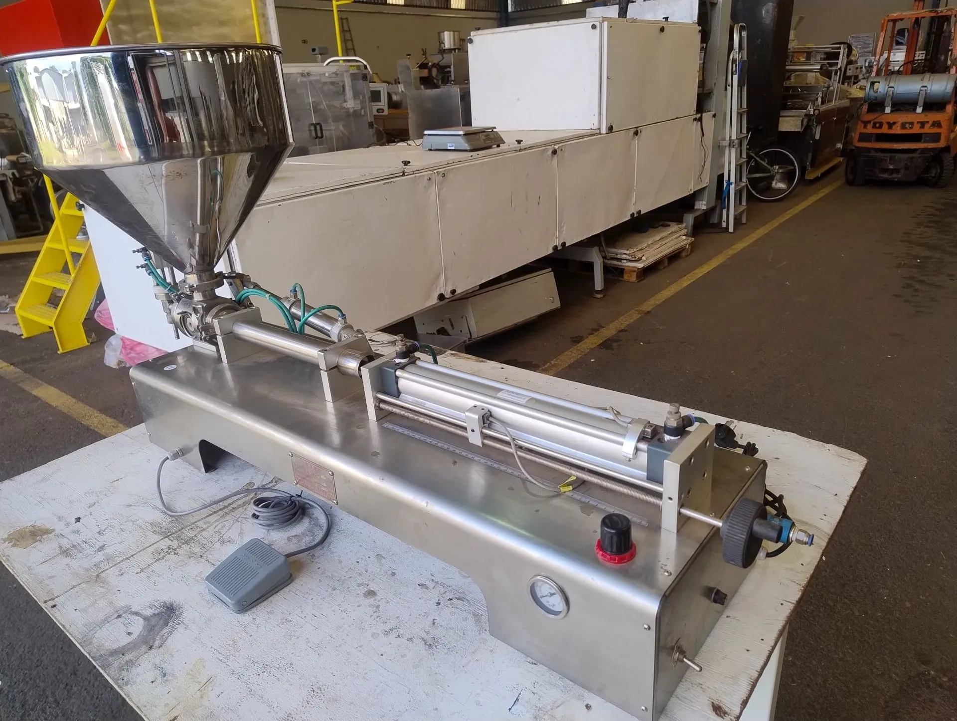 envasadora-de-bancada-para-liquidos-e-viscosos-com-faixa-de-dosagem-entre-10-e-320-ml