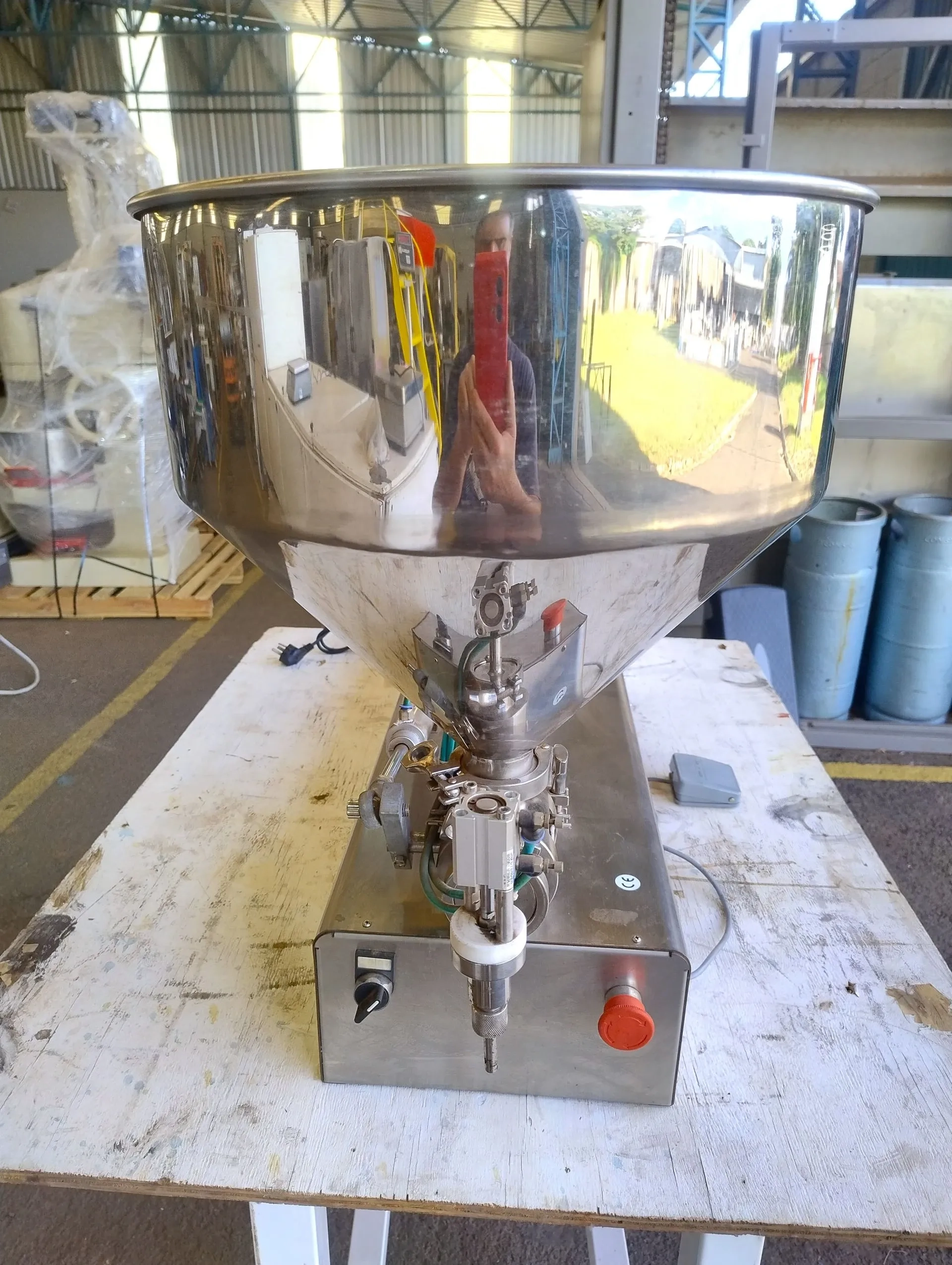 envasadora-de-bancada-para-liquidos-e-viscosos-com-faixa-de-dosagem-entre-10-e-320-ml