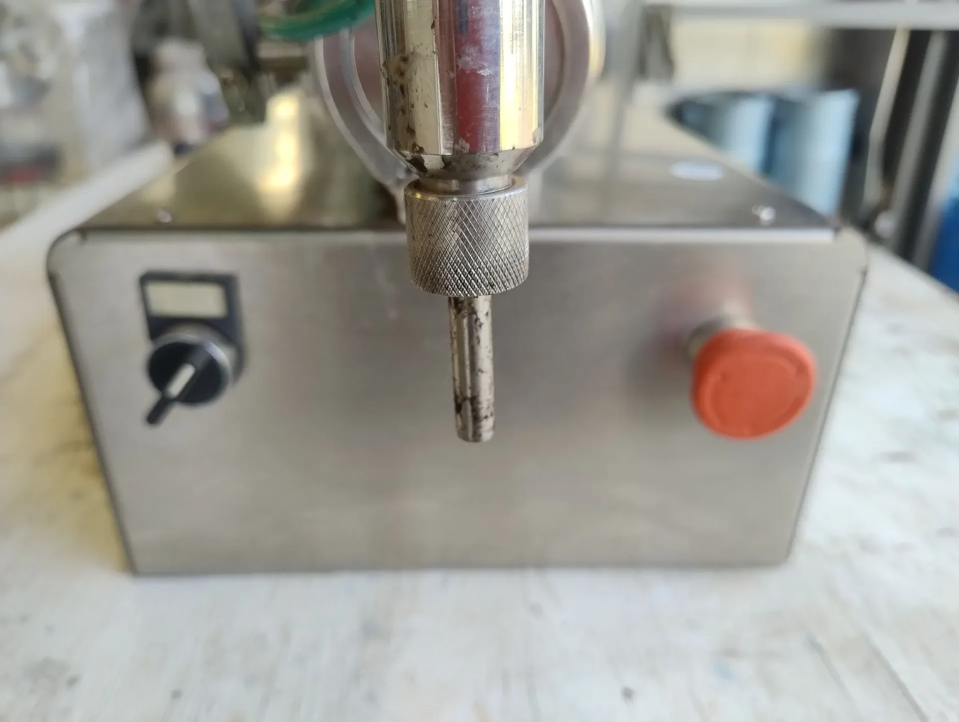 envasadora-de-bancada-para-liquidos-e-viscosos-com-faixa-de-dosagem-entre-10-e-320-ml