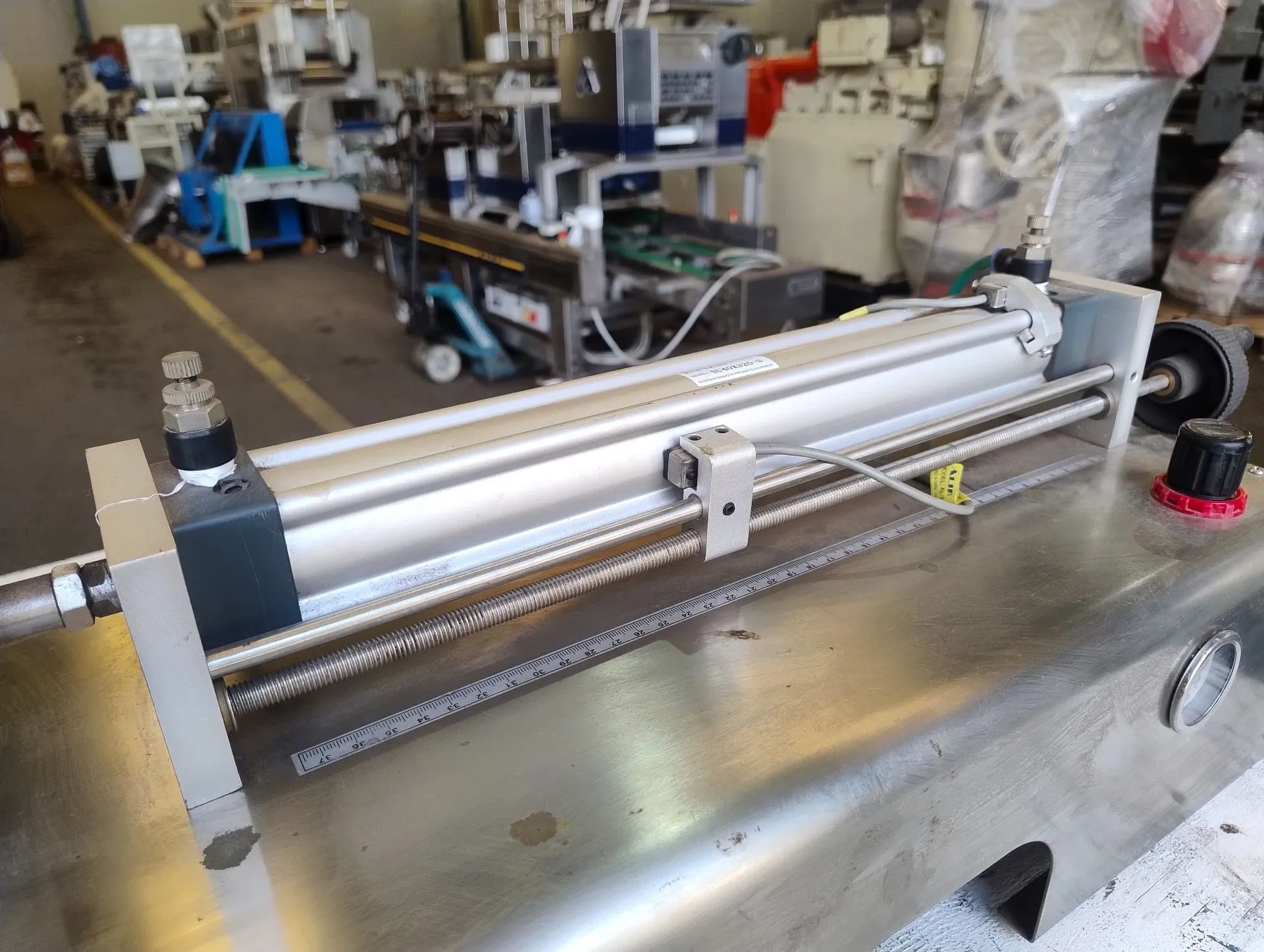 envasadora-de-bancada-para-liquidos-e-viscosos-com-faixa-de-dosagem-entre-10-e-320-ml