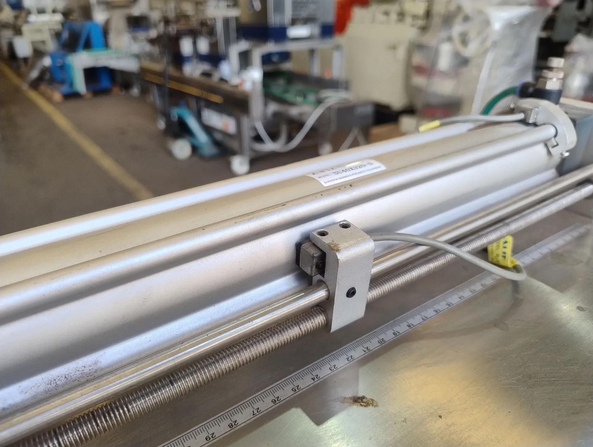 envasadora-de-bancada-para-liquidos-e-viscosos-com-faixa-de-dosagem-entre-10-e-320-ml