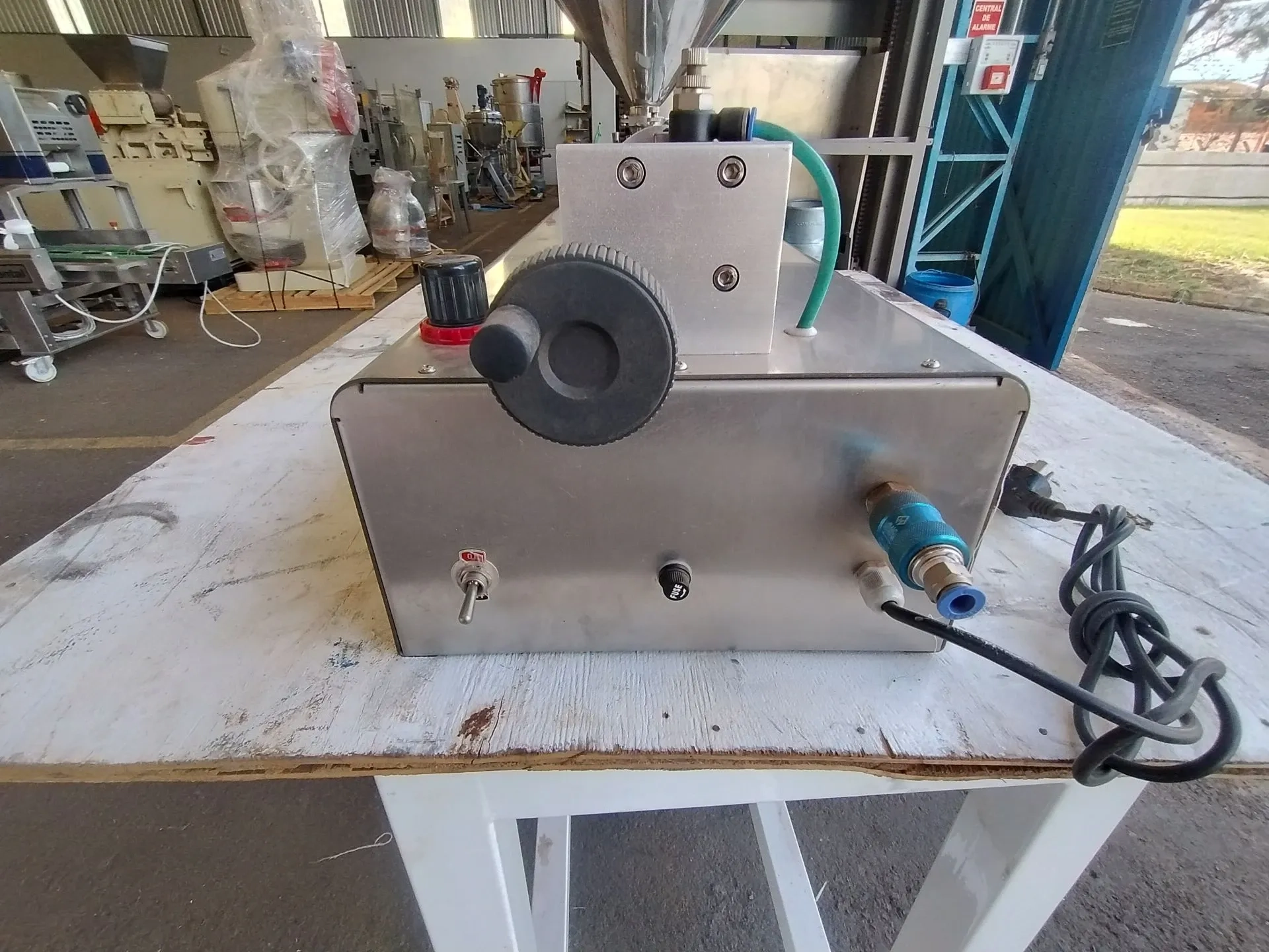 envasadora-de-bancada-para-liquidos-e-viscosos-com-faixa-de-dosagem-entre-10-e-320-ml