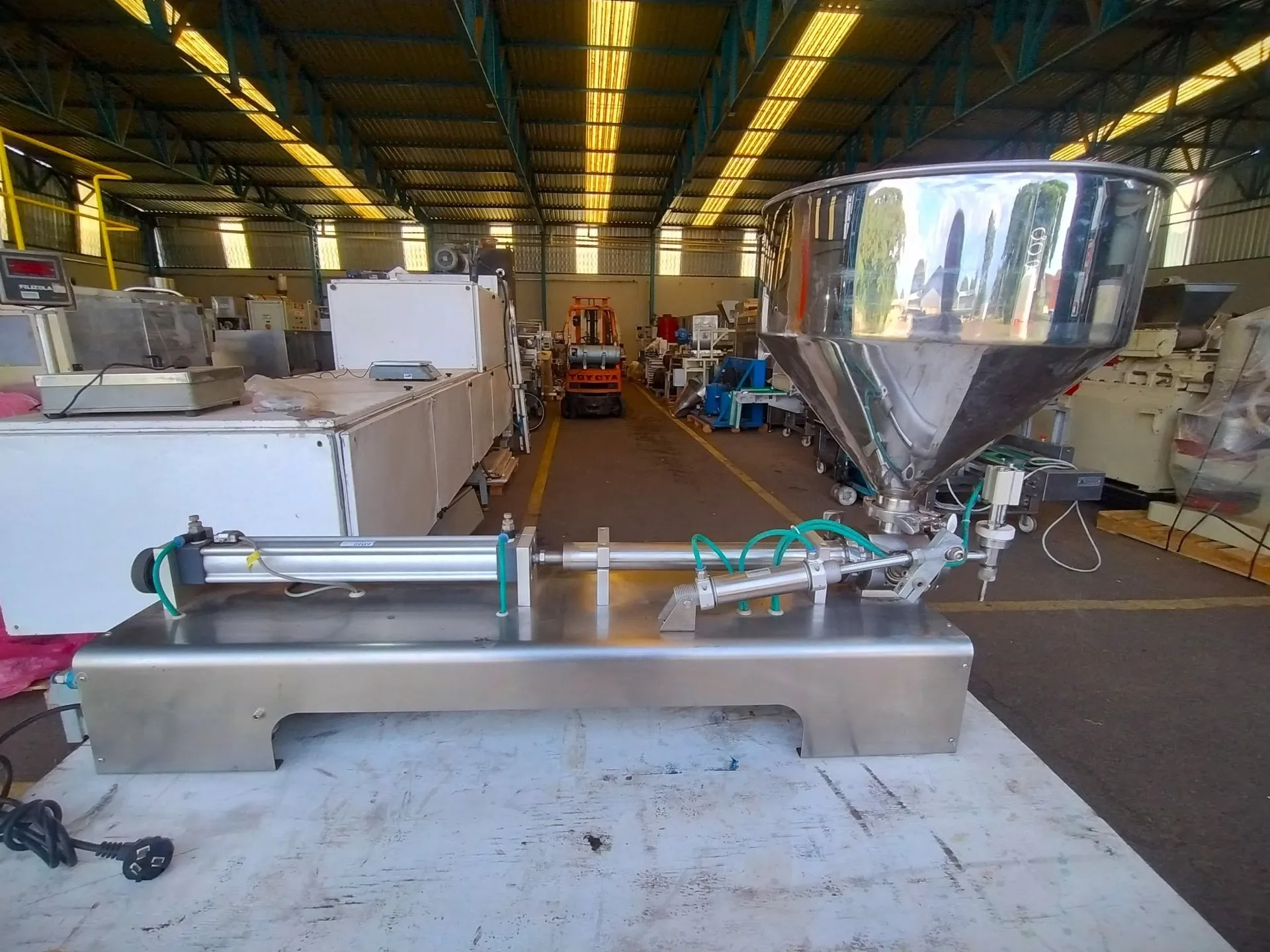 envasadora-de-bancada-para-liquidos-e-viscosos-com-faixa-de-dosagem-entre-10-e-320-ml