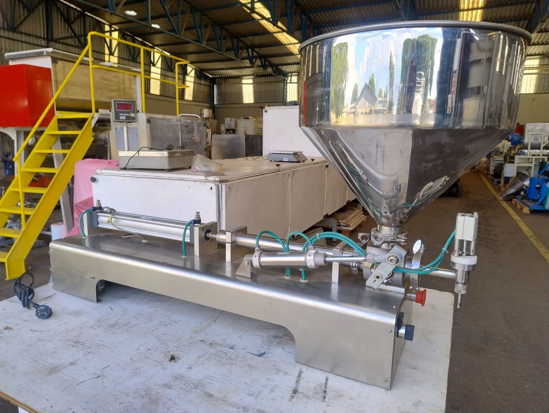 envasadora-de-bancada-para-liquidos-e-viscosos-com-faixa-de-dosagem-entre-10-e-320-ml