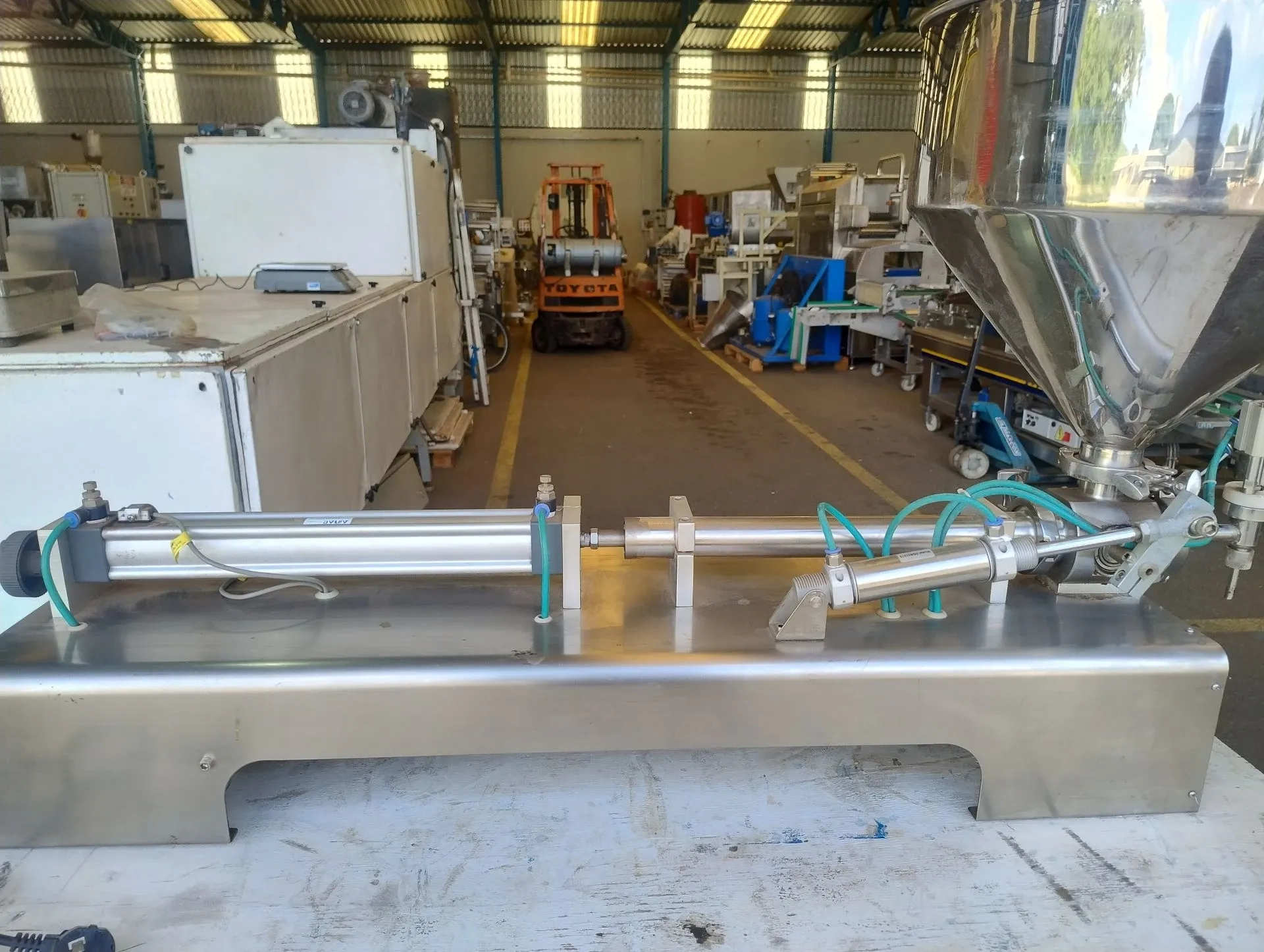 envasadora-de-bancada-para-liquidos-e-viscosos-com-faixa-de-dosagem-entre-10-e-320-ml