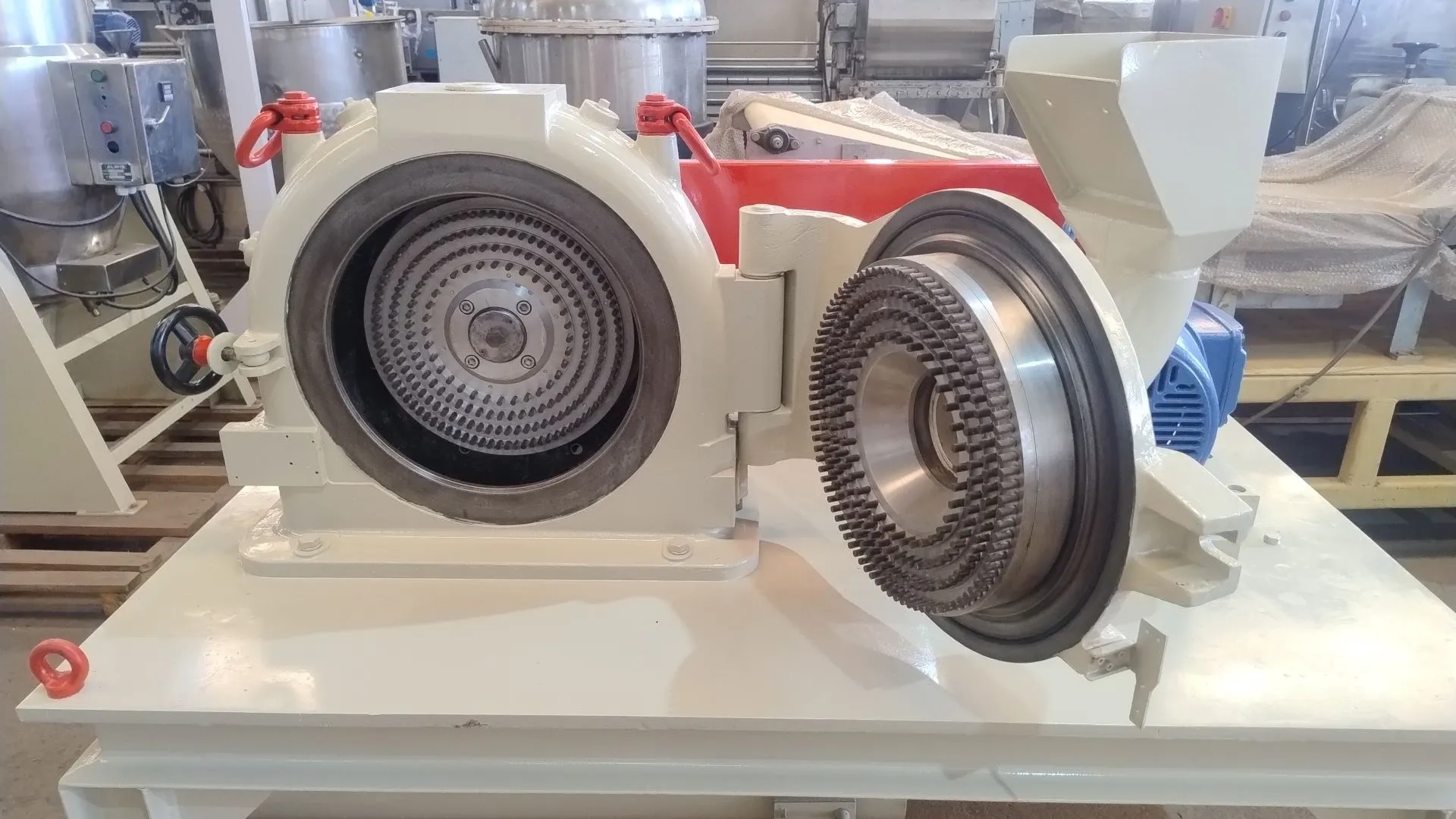 moin-universu-rot-de-pin-300-kg-netzch-condux-cum300