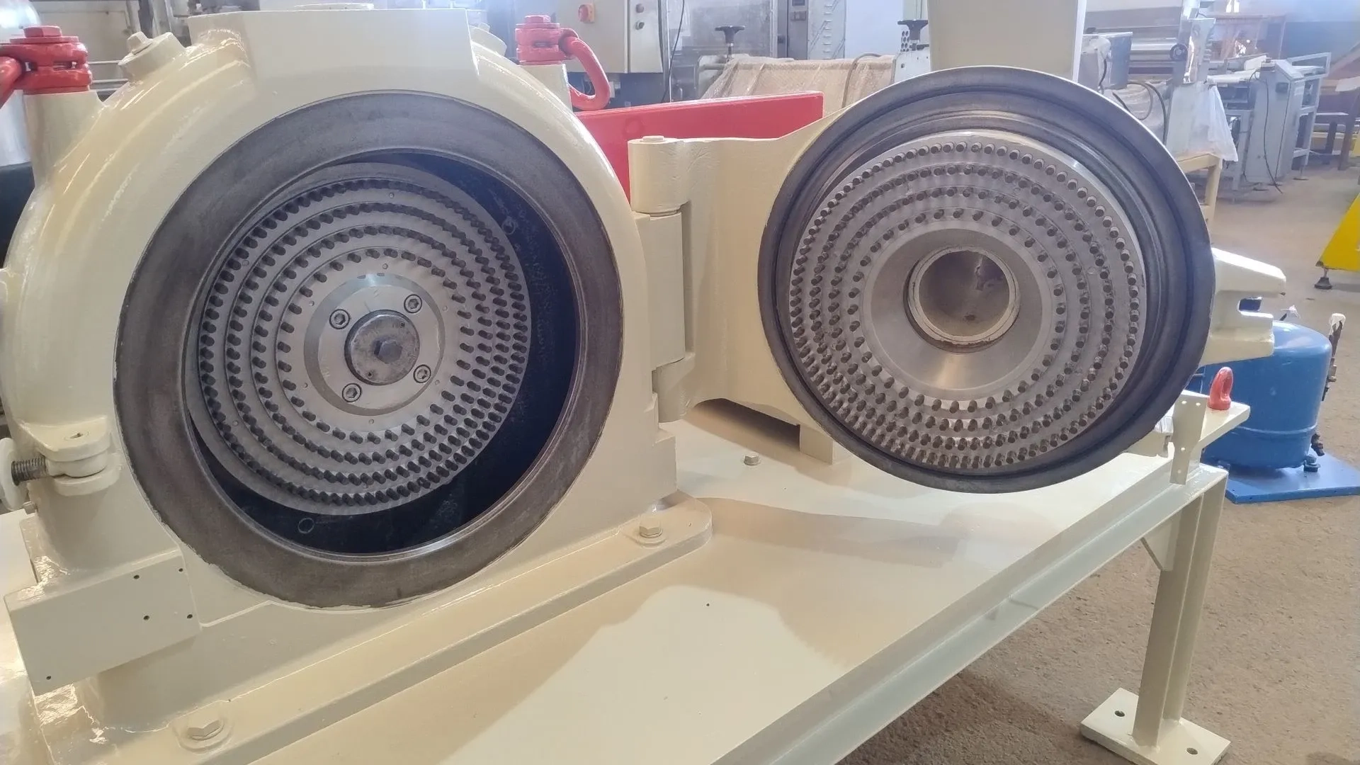 moin-universu-rot-de-pin-300-kg-netzch-condux-cum300