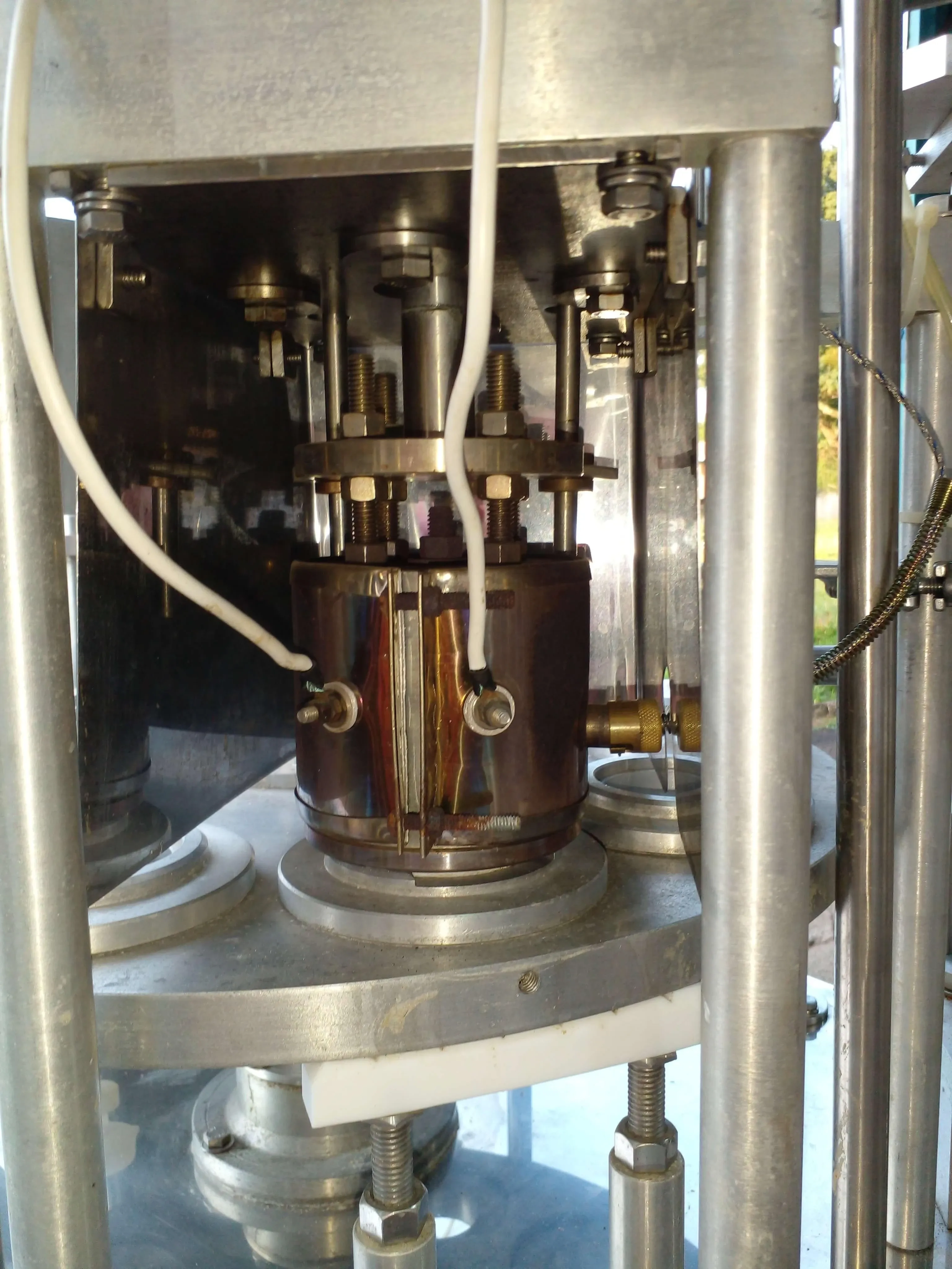 envasadora-semi-automatica-para-potes-marca-mirainox