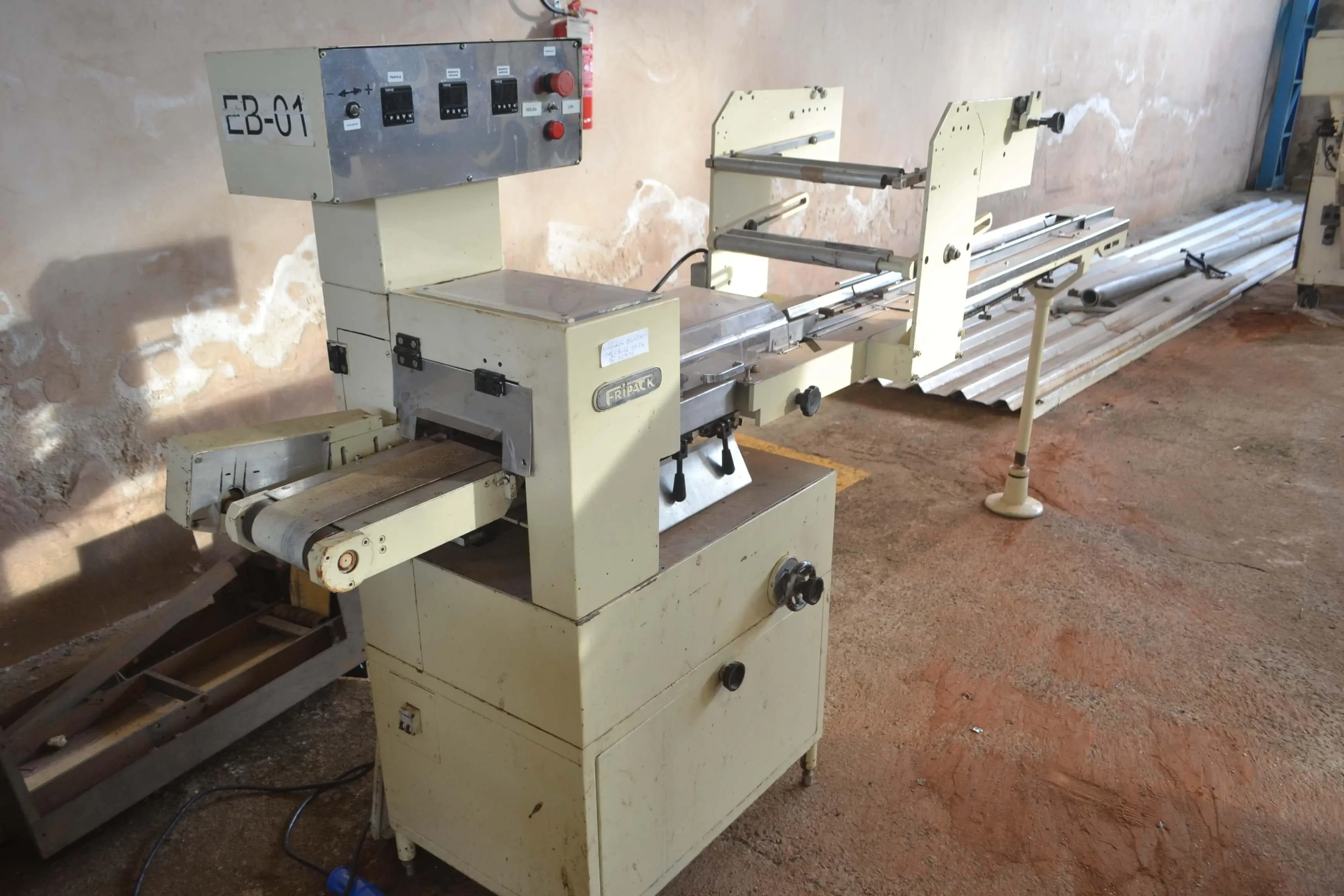 embaladora-flowpack-marca-fripack-para-doces-chocolates-pacocas-e-outros