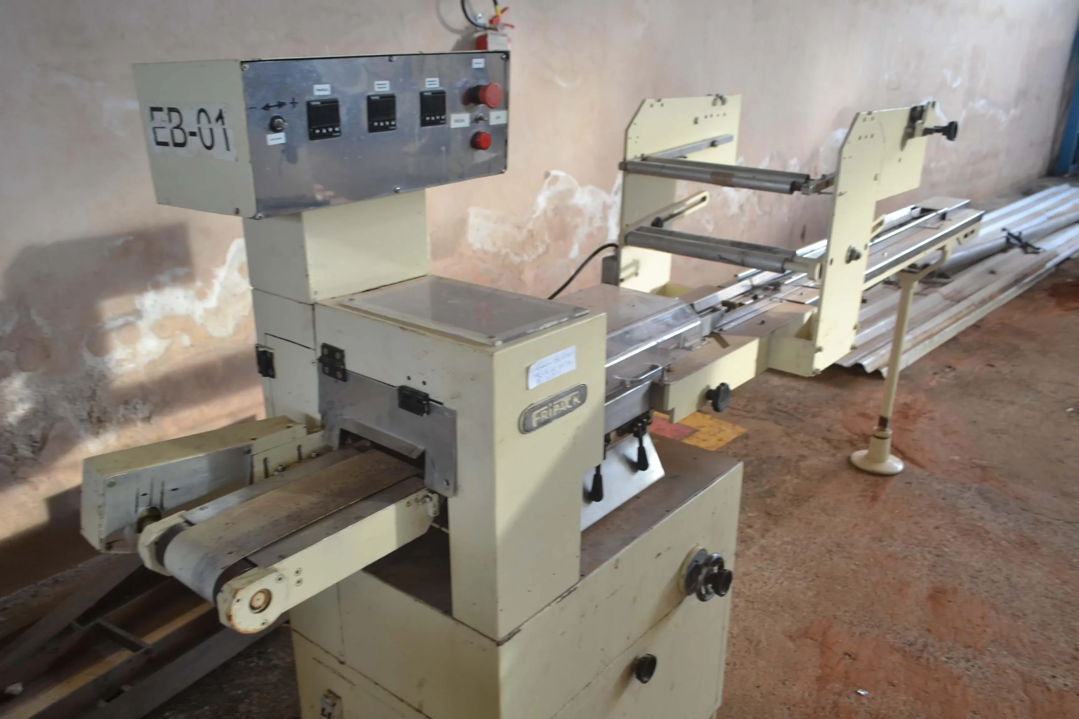 embaladora-flowpack-marca-fripack-para-doces-chocolates-pacocas-e-outros