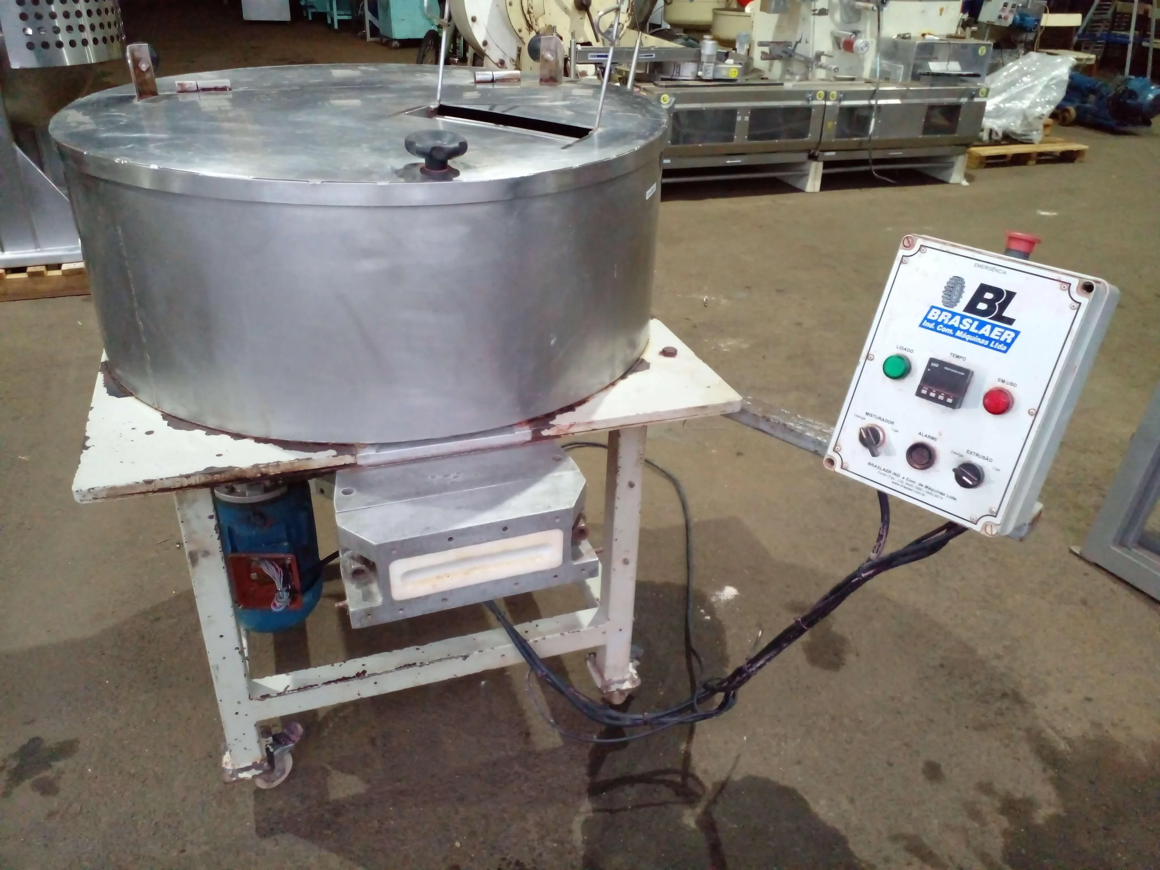 compactadeira-com-masseira-continua-capacidade-150-kg-h-marca-braslaer