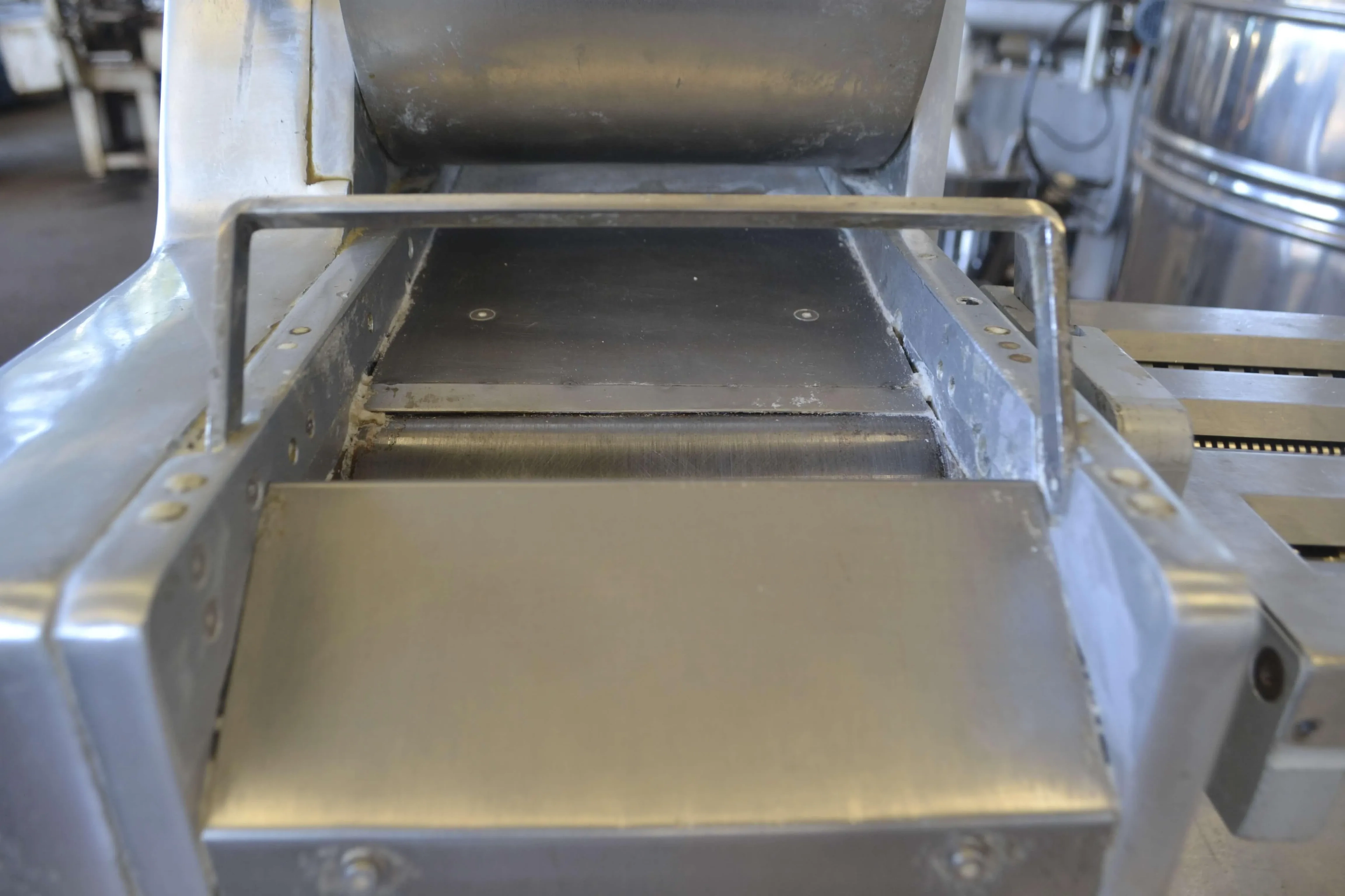 amassadeira-laminadora-e-cortadora-de-massas-longas-20-kh-hora-marca-la-monferrina