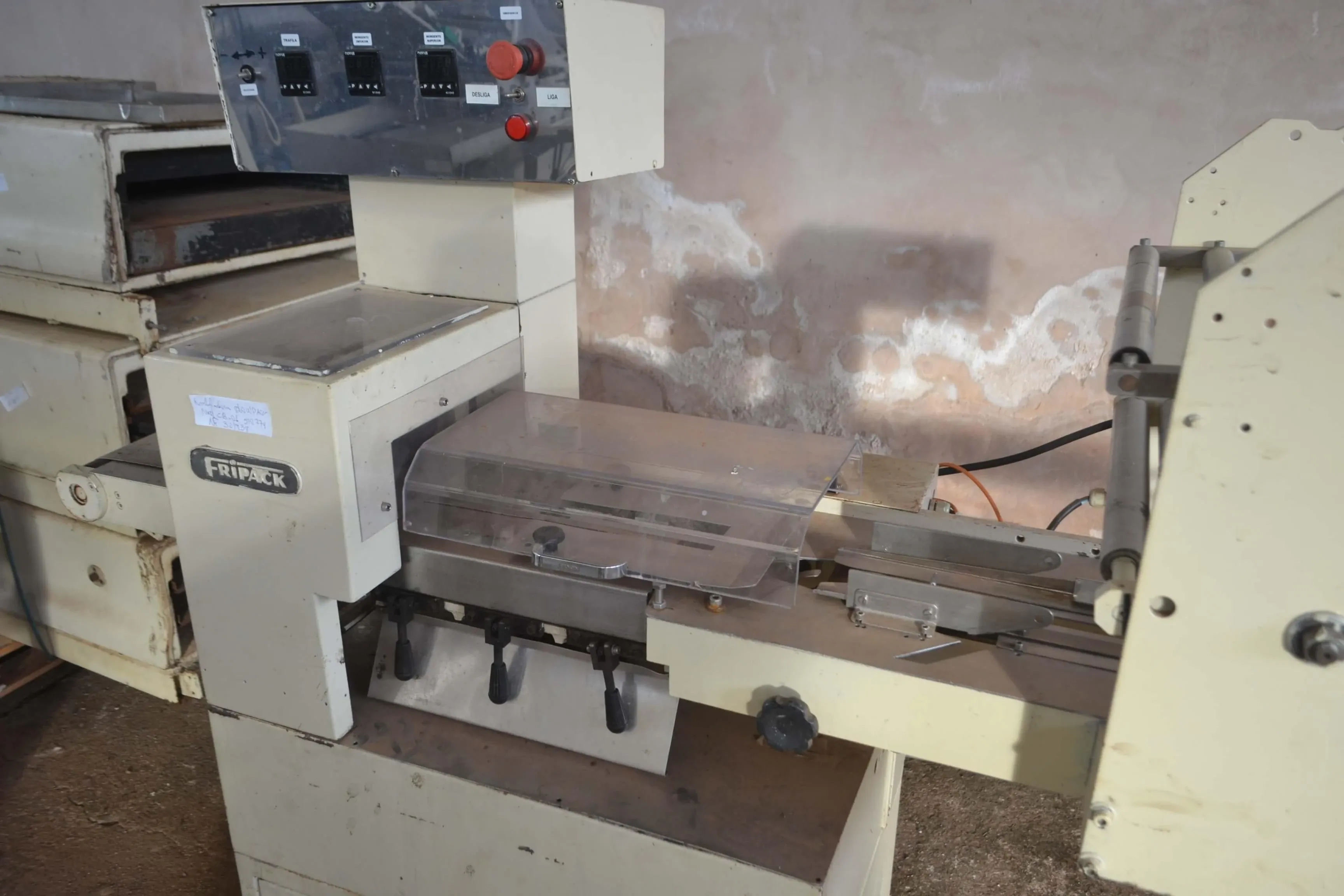 embaladora-flowpack-marca-fripack-para-doces-chocolates-pacocas-e-outros