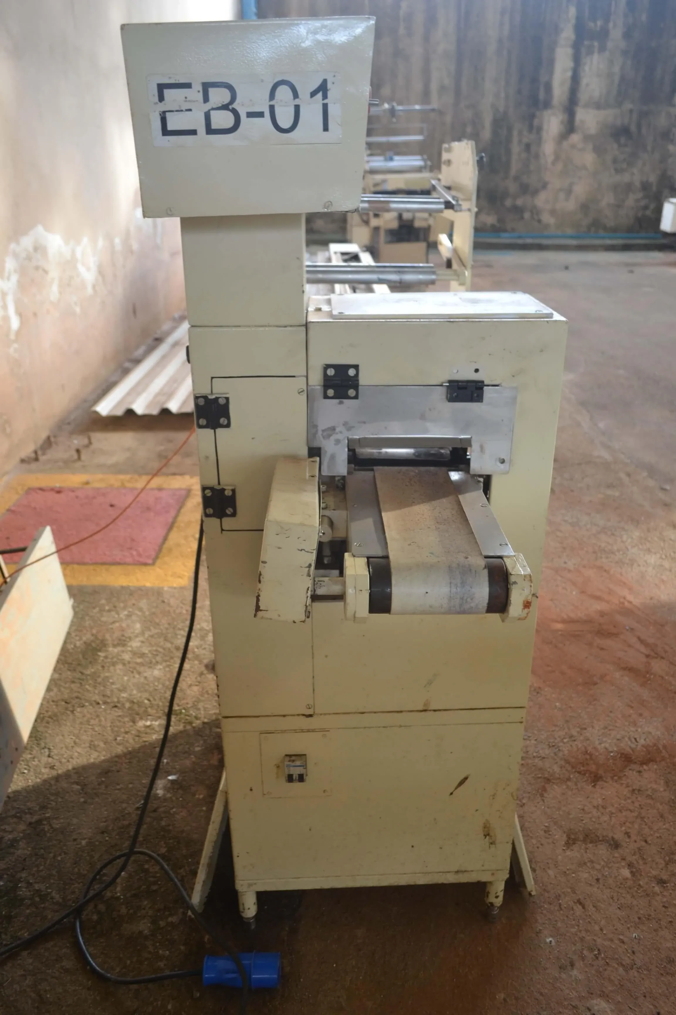 embaladora-flowpack-marca-fripack-para-doces-chocolates-pacocas-e-outros