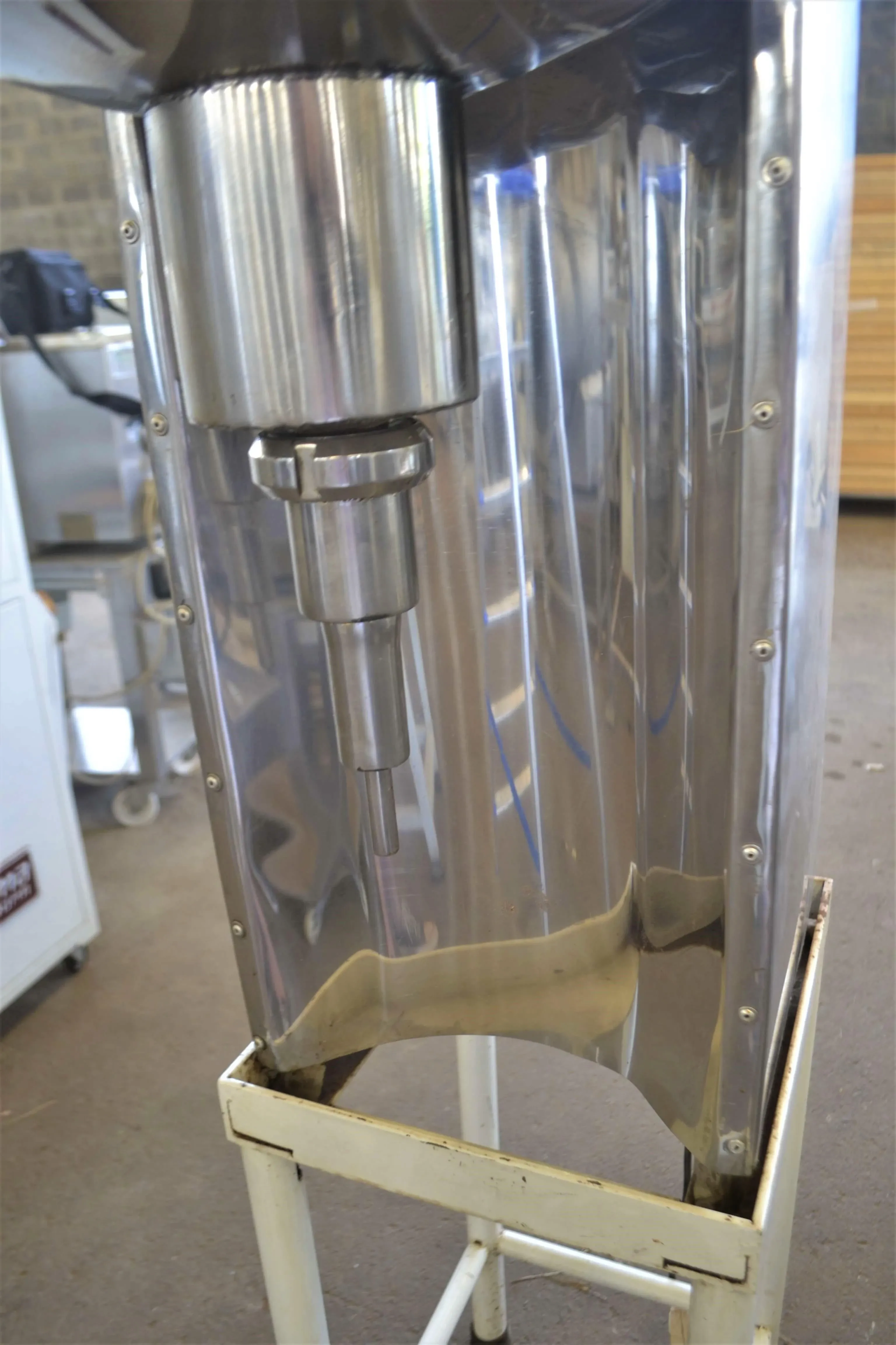 dosador-vertical-de-liquidos-e-pastosos-capacidade-25-litros-hora-marca-tortugan