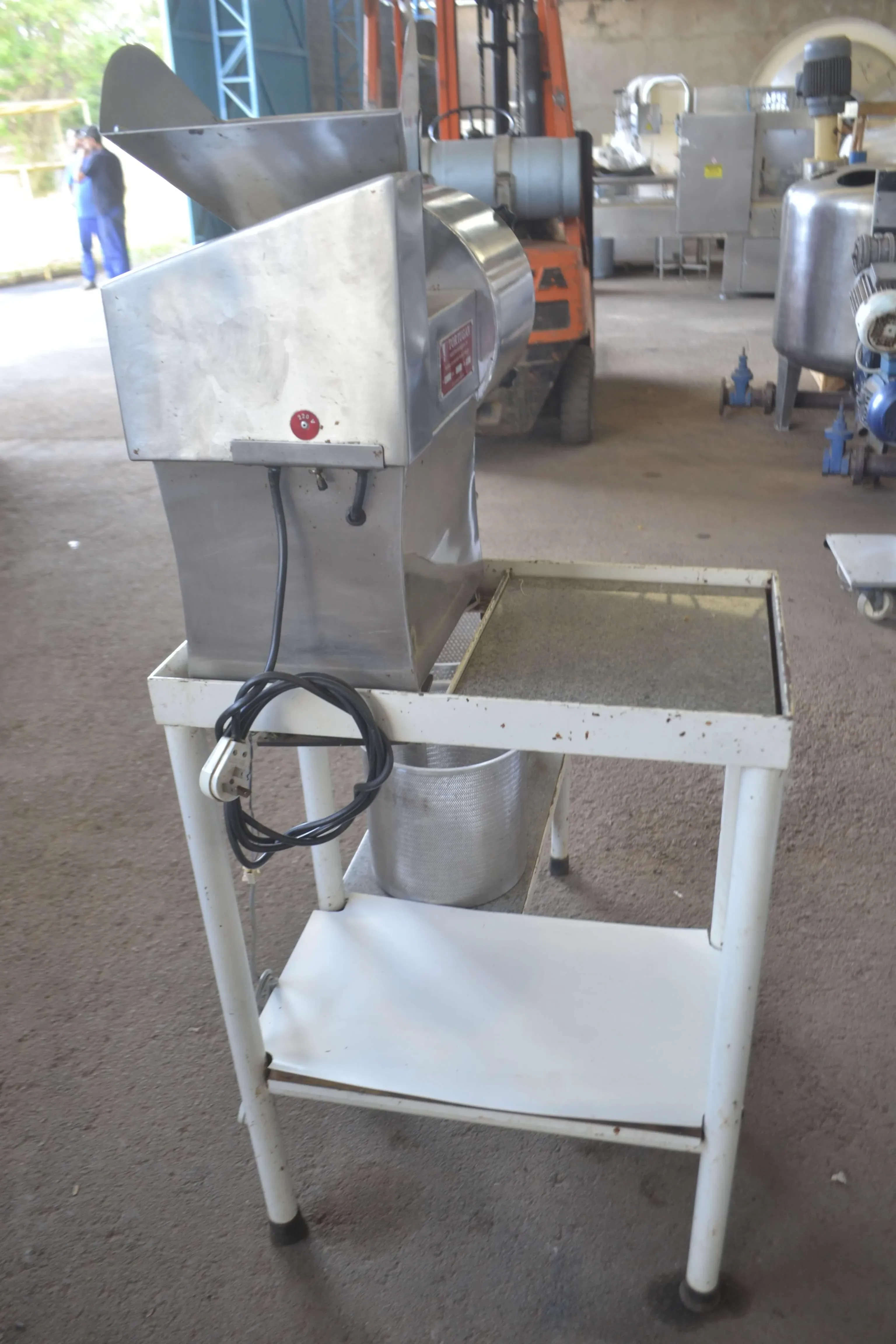 despolpadeira-de-frutas-um-estagio-capacidade-200-kg-hora-marca-tortugan