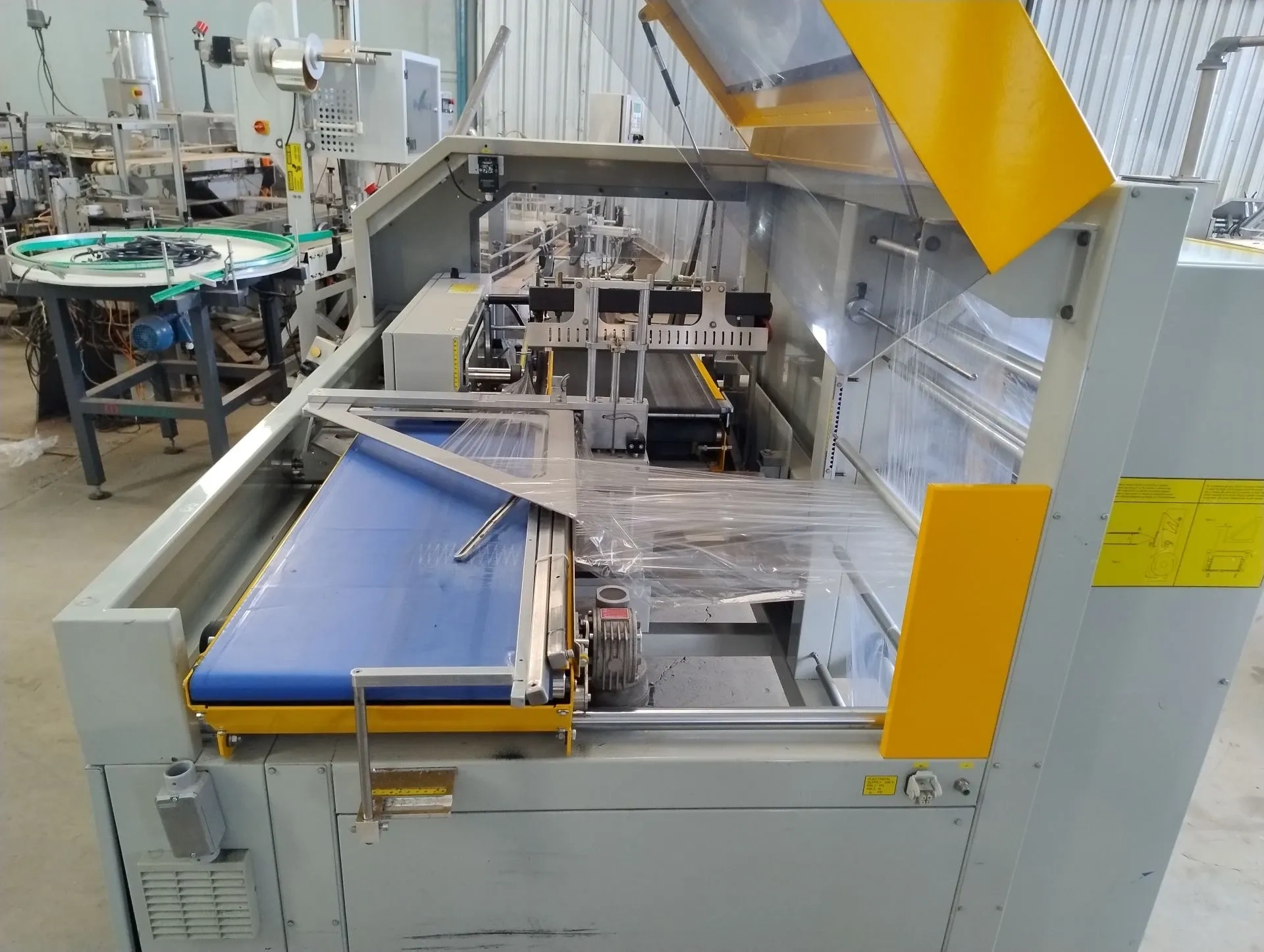 seladora-automatica-em-l-swrink-com-tunel-de-encolhimento-temorretracao-marca-smipack