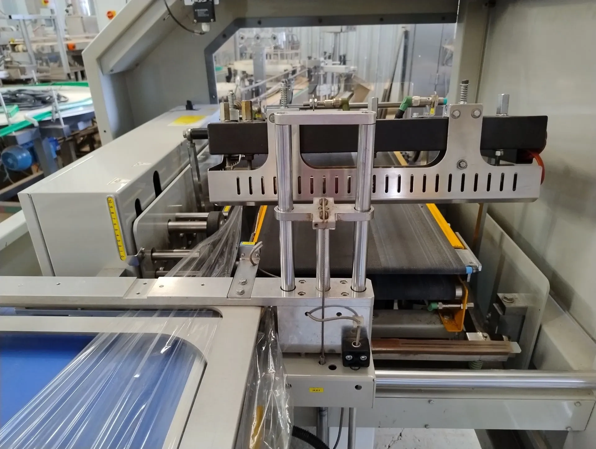 seladora-automatica-em-l-swrink-com-tunel-de-encolhimento-temorretracao-marca-smipack