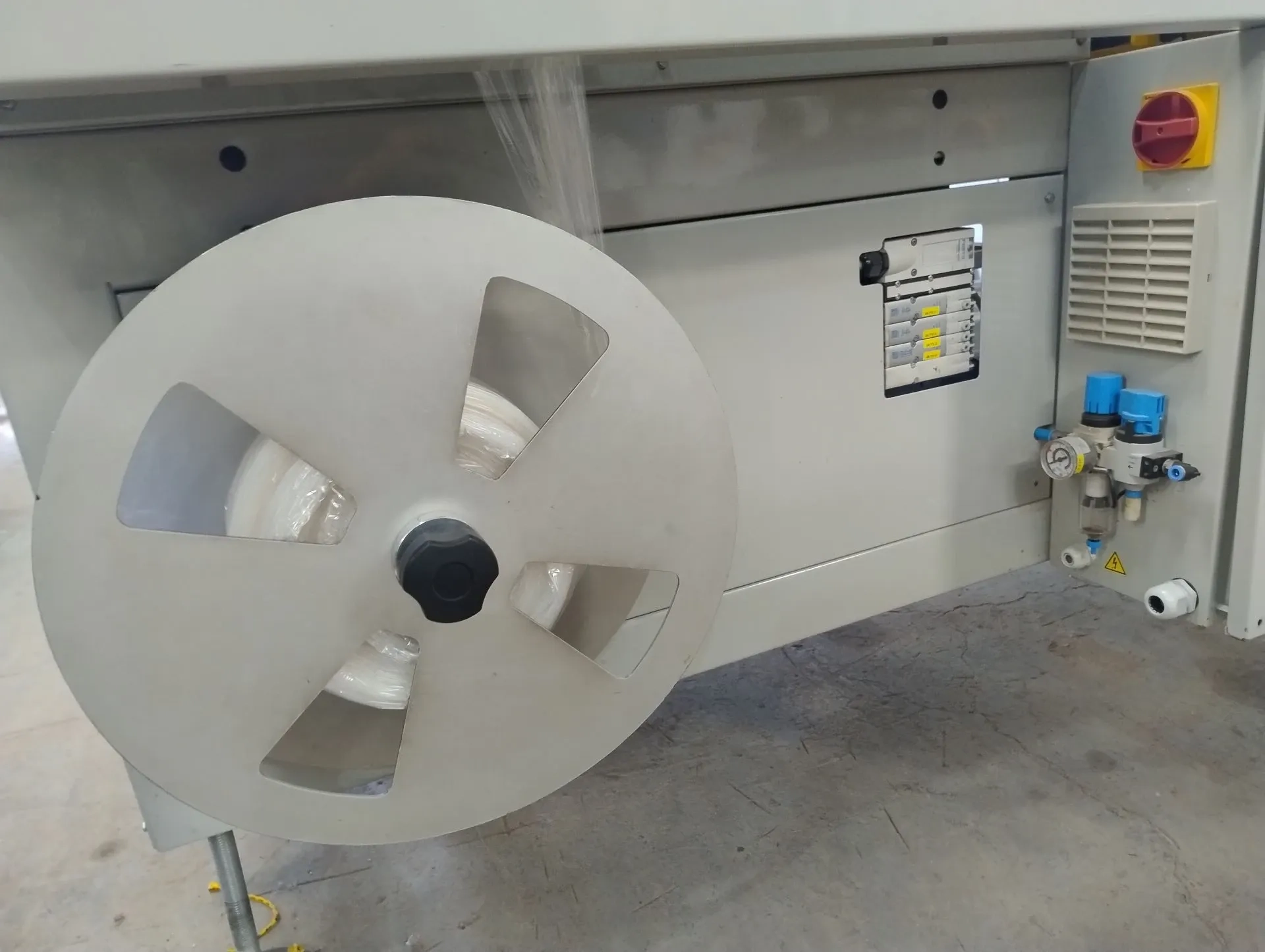 seladora-automatica-em-l-swrink-com-tunel-de-encolhimento-temorretracao-marca-smipack